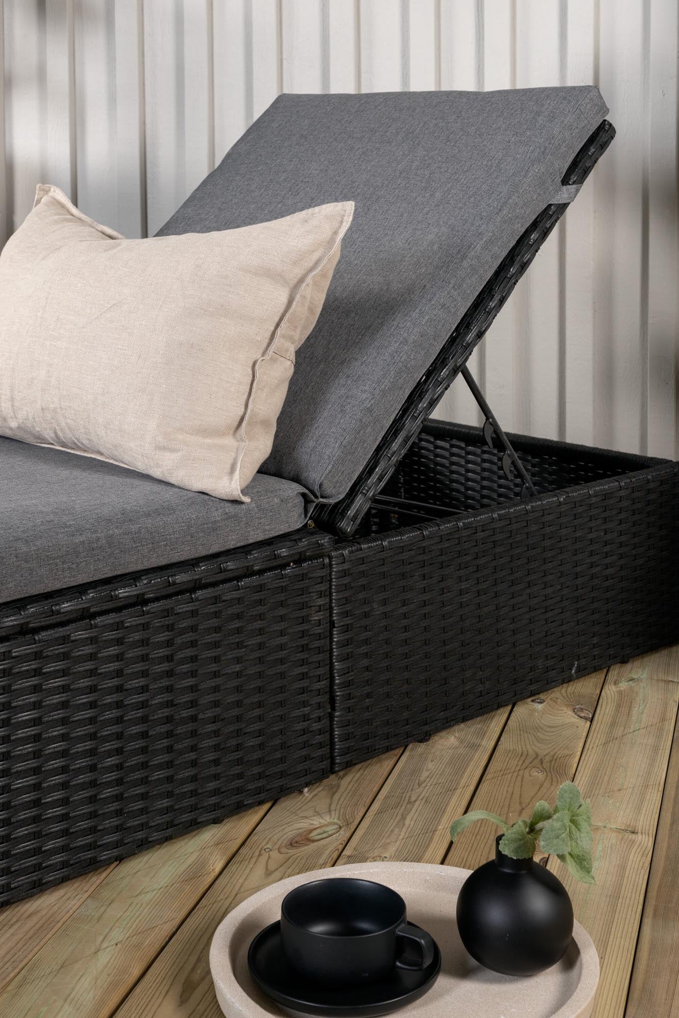 Quad Sonnenlounge in Schwarz präsentiert im Onlineshop von KAQTU Design AG. Liegestuhl ist von Venture Home