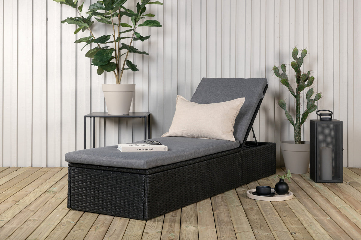 Quad Sonnenlounge in Schwarz präsentiert im Onlineshop von KAQTU Design AG. Liegestuhl ist von Venture Home