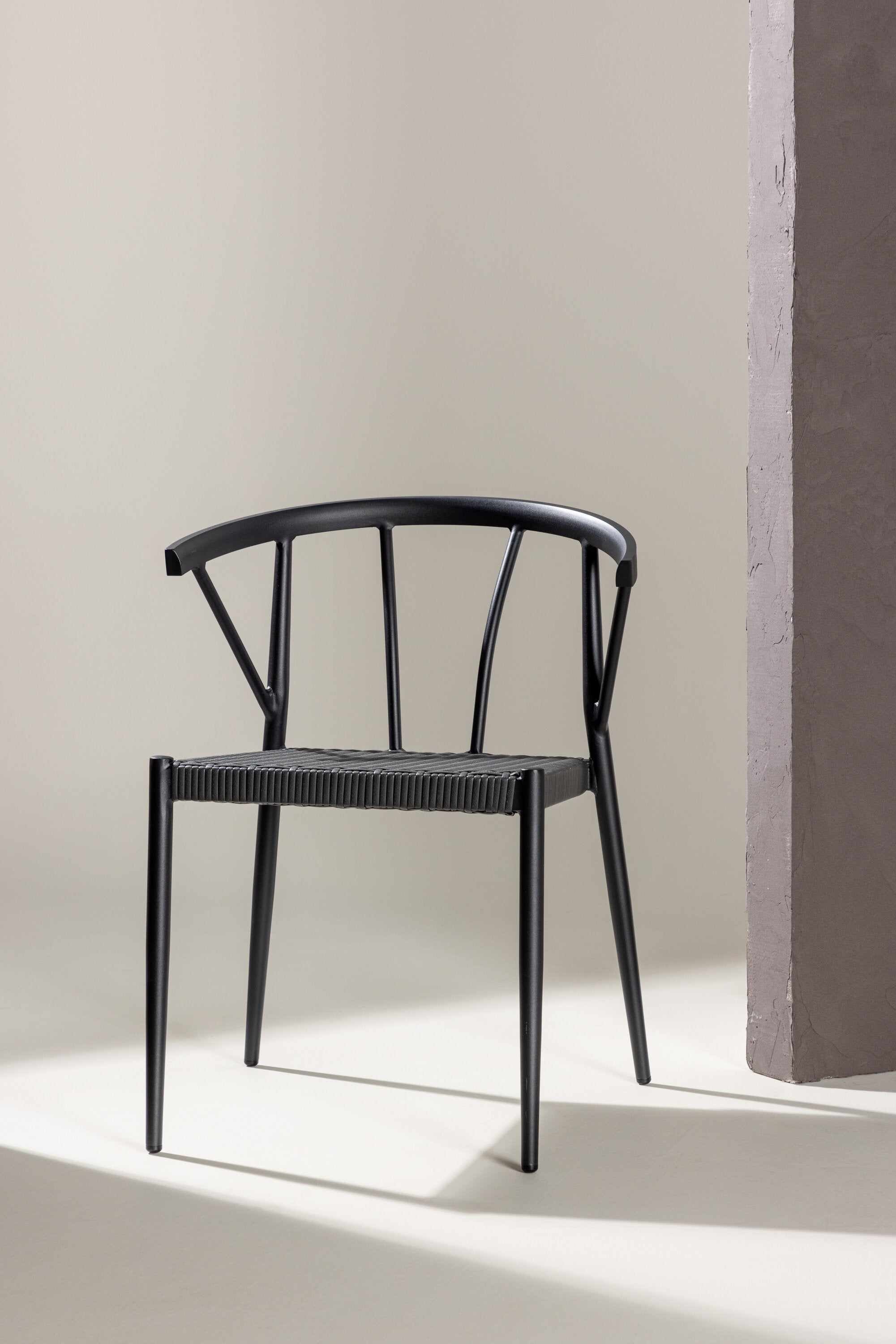 Stina Stuhl in Schwarz präsentiert im Onlineshop von KAQTU Design AG. Gartenstuhl ist von Venture Home