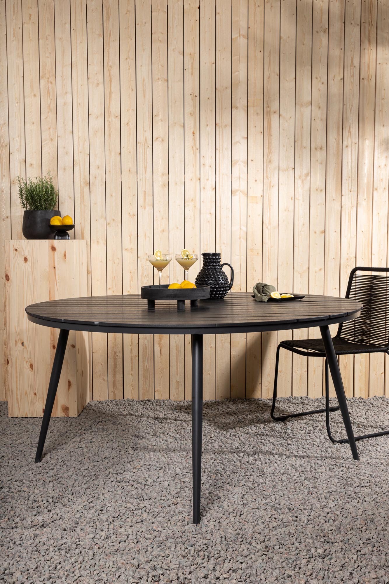 Moderner runder Gartentisch von Venture Home, robust, wetterfest und ideal für stilvolle Aussenbereiche.