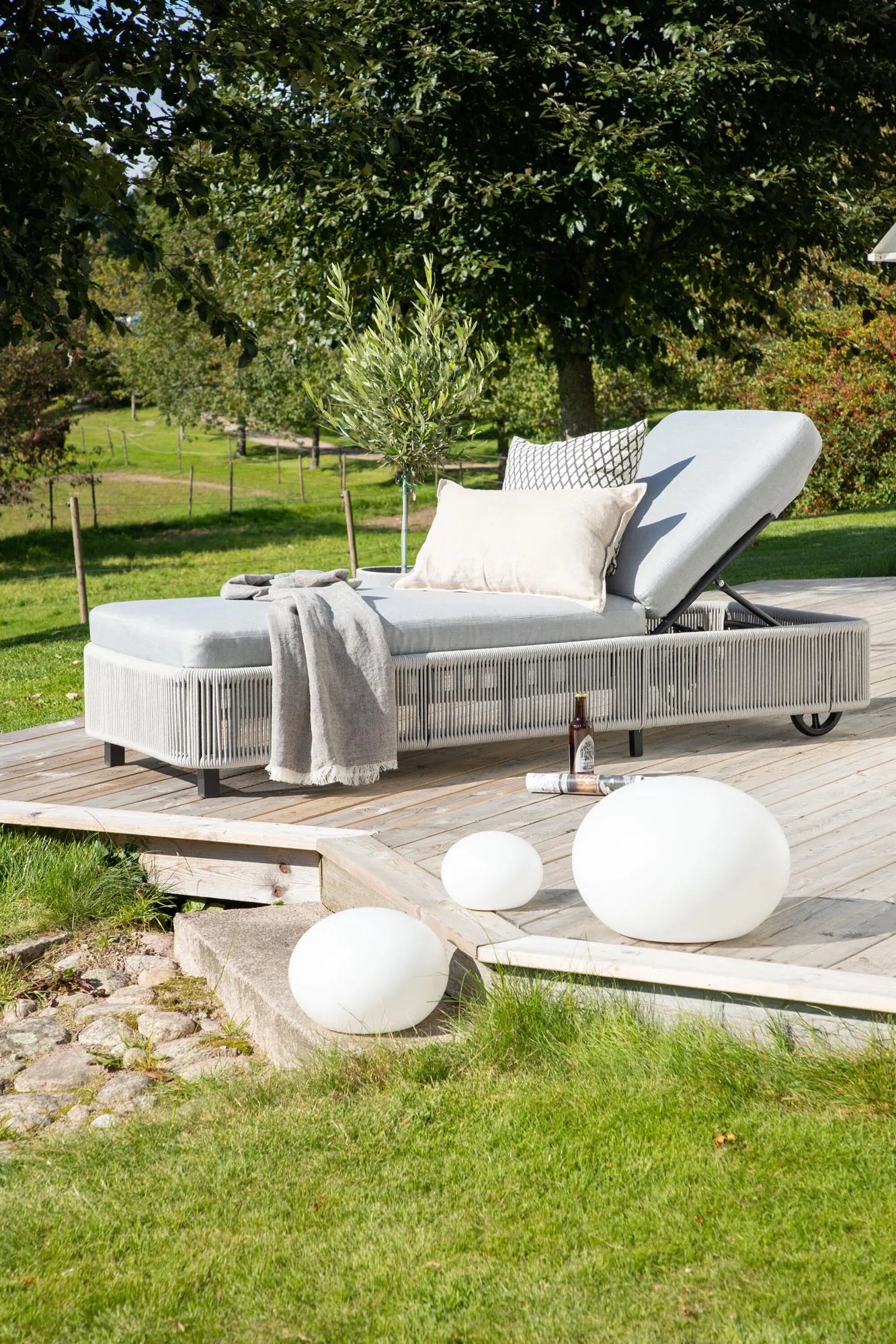 Virya Sun Lounge in Schwarz präsentiert im Onlineshop von KAQTU Design AG. Liegestuhl ist von Venture Home