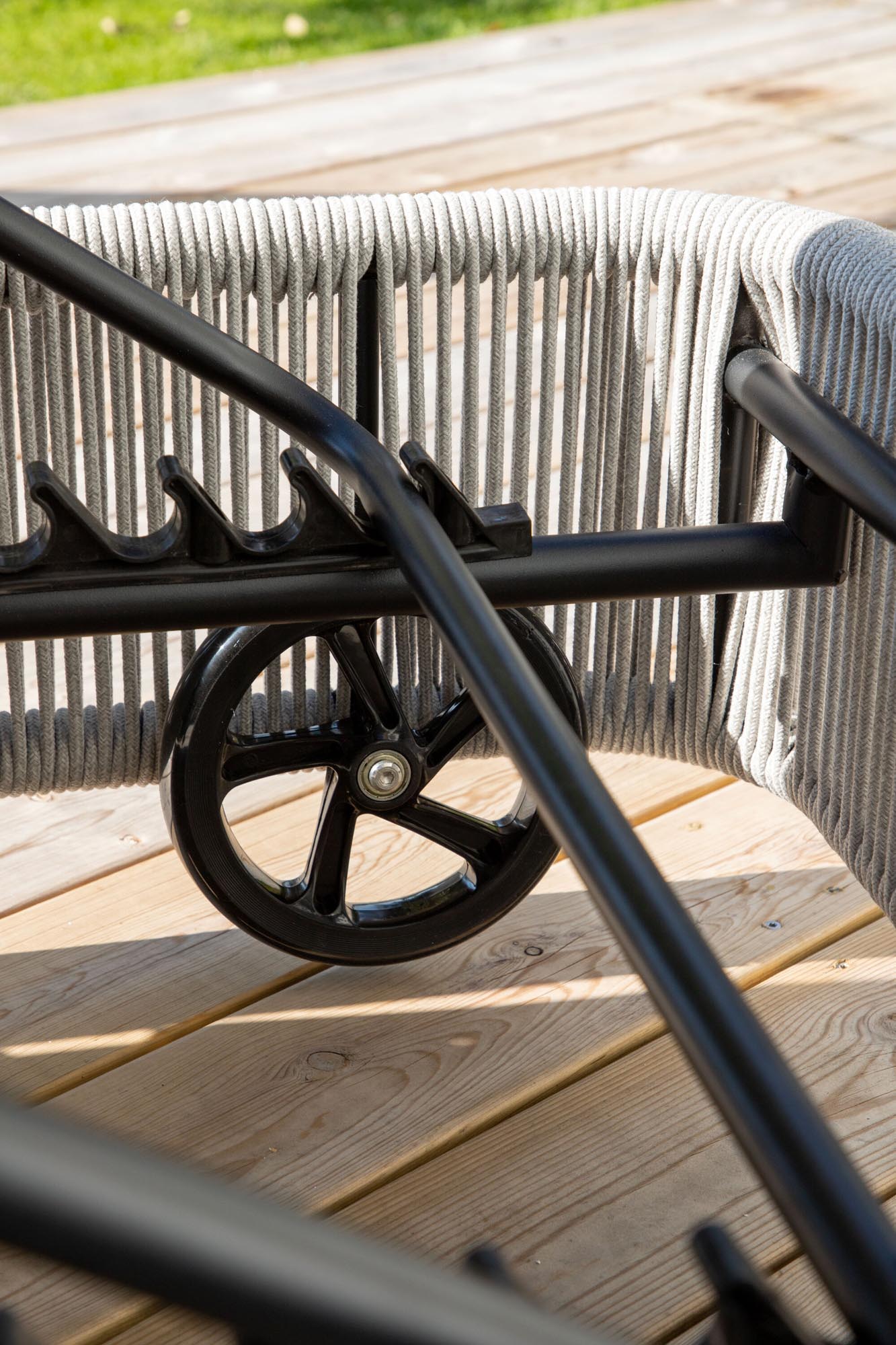 Virya Sun Lounge in Schwarz präsentiert im Onlineshop von KAQTU Design AG. Liegestuhl ist von Venture Home