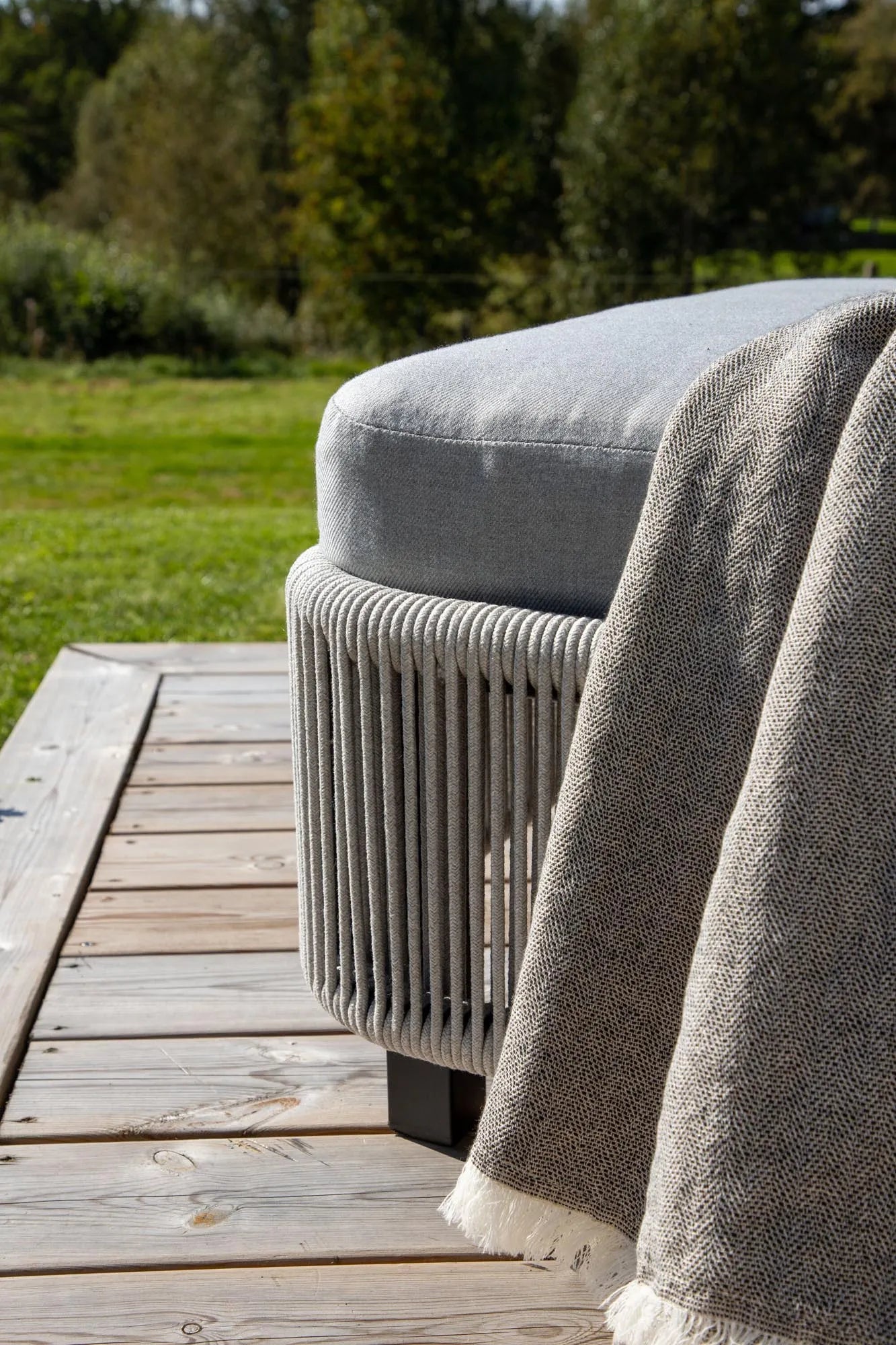 Virya Sun Lounge in Schwarz präsentiert im Onlineshop von KAQTU Design AG. Liegestuhl ist von Venture Home