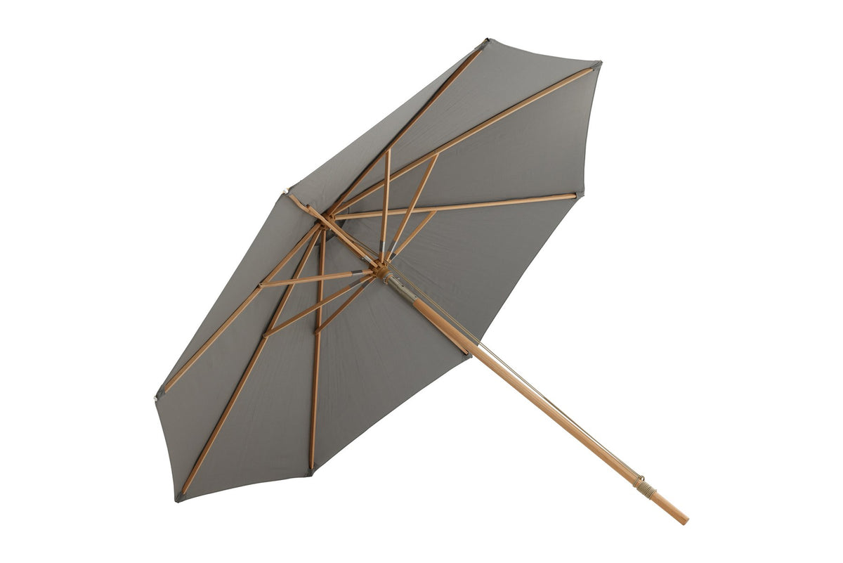 Grauer Sonnenschirm Nypo von Venture Home mit Polyester-Bezug und Ständer aus Buchenholz, aufgespannt im Aussenbereich.
