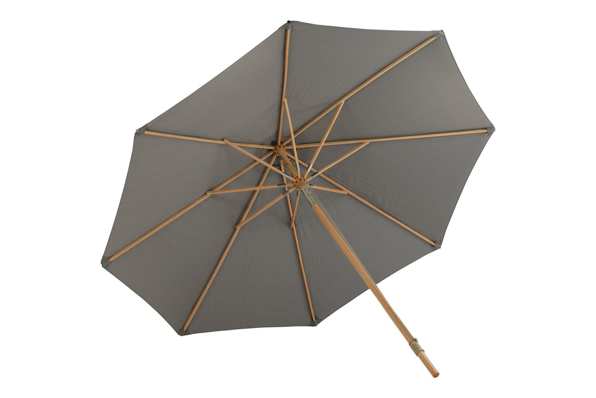 Grauer Sonnenschirm Nypo von Venture Home mit Polyester-Bezug und Ständer aus Buchenholz, aufgespannt im Aussenbereich.
