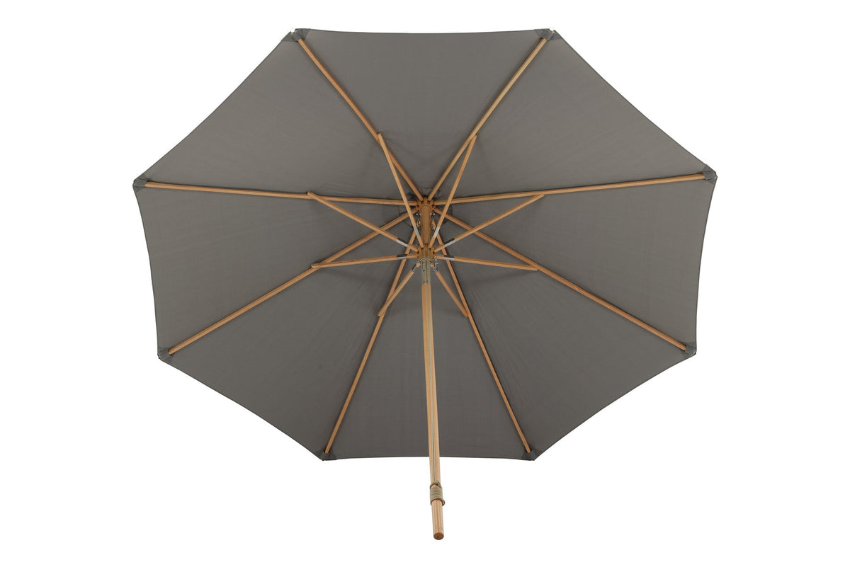 Grauer Sonnenschirm Nypo von Venture Home mit Polyester-Bezug und Ständer aus Buchenholz, aufgespannt im Aussenbereich.