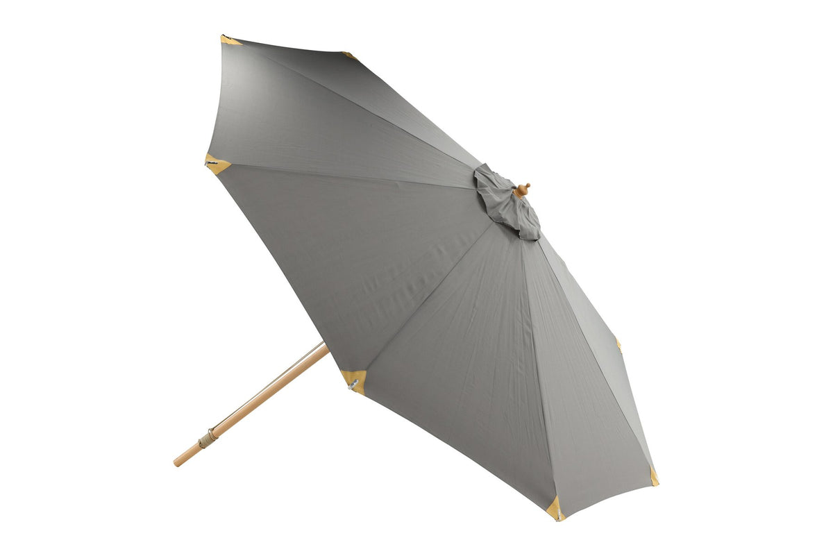 Grauer Sonnenschirm Nypo von Venture Home mit Polyester-Bezug und Ständer aus Buchenholz, aufgespannt im Aussenbereich.