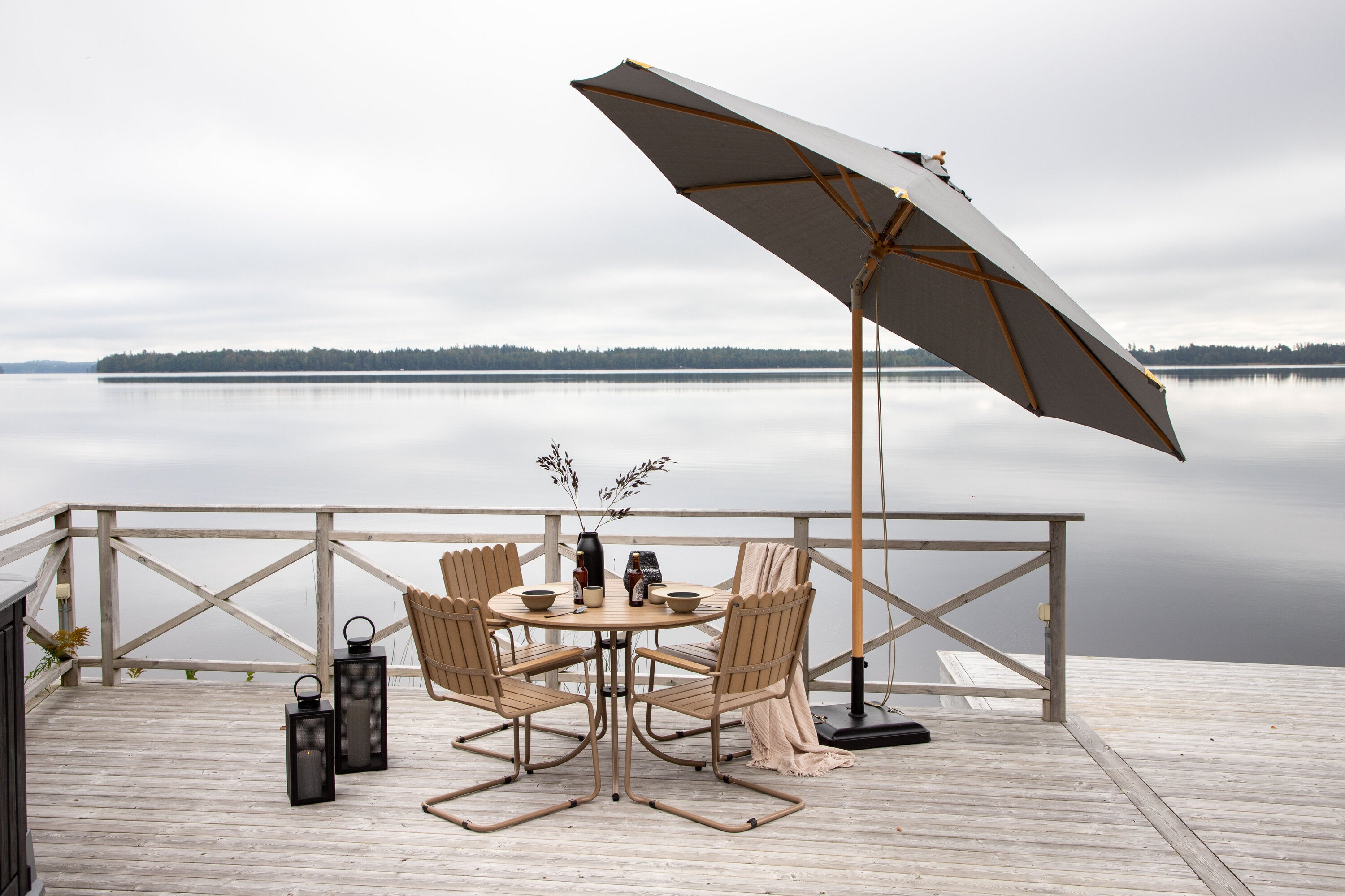 Nypo Sonnenschirm in Grau präsentiert im Onlineshop von KAQTU Design AG. Sonnenschirm ist von Venture Home