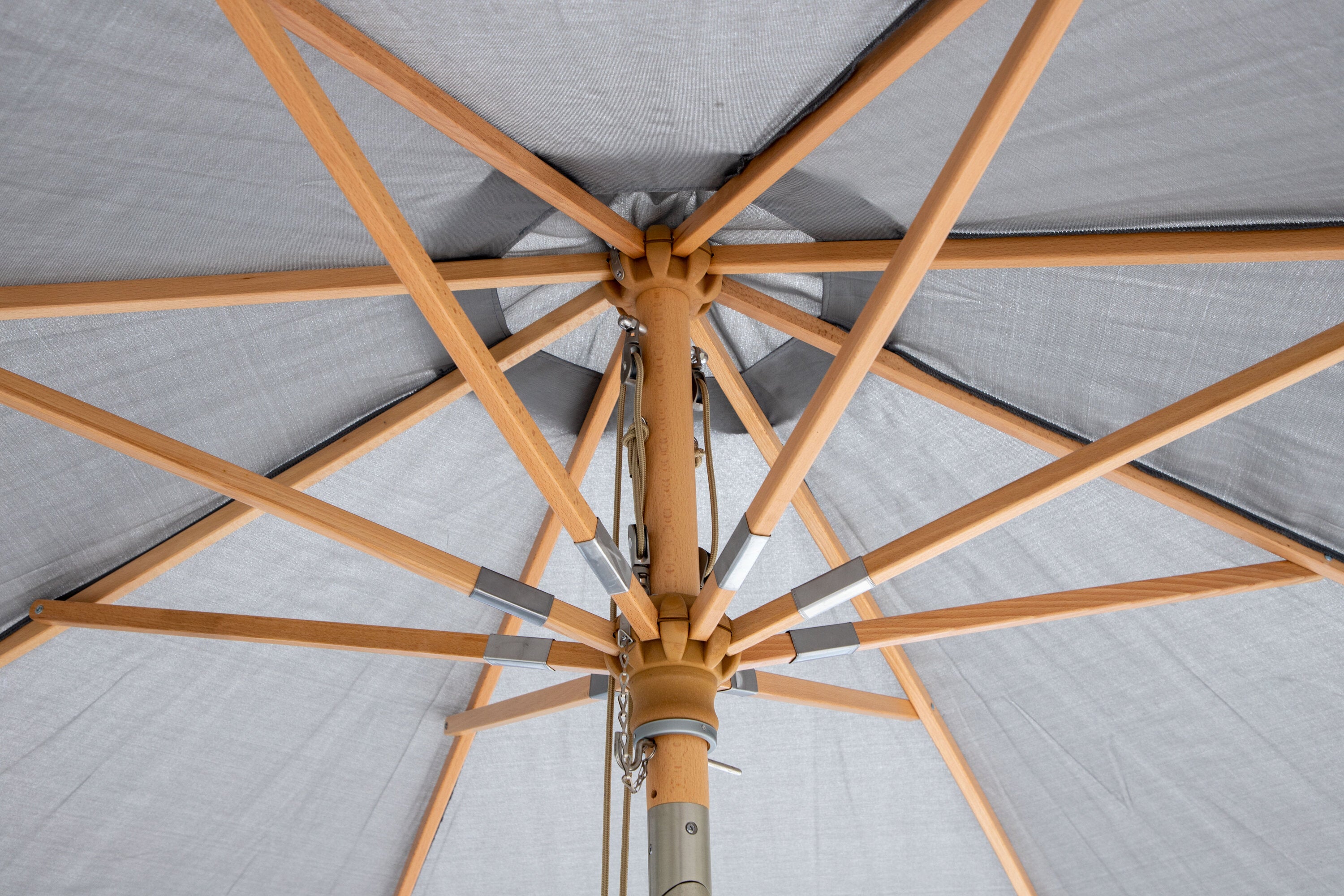 Nypo Sonnenschirm in Grau präsentiert im Onlineshop von KAQTU Design AG. Sonnenschirm ist von Venture Home