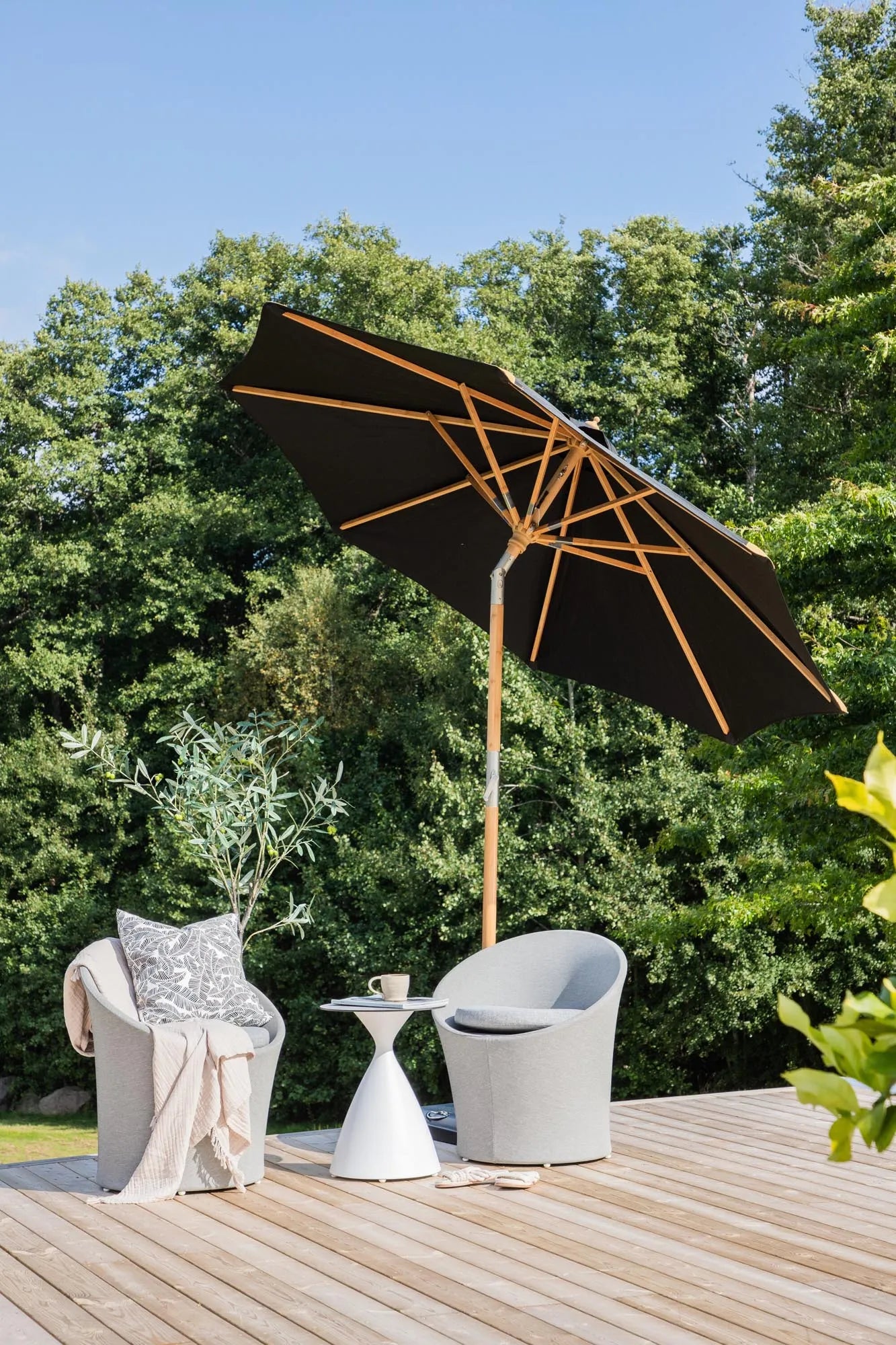 Moderner Cerox Sonnenschirm: UV-Schutz, wasserabweisend, stabil, ideal für Terrasse & Garten.