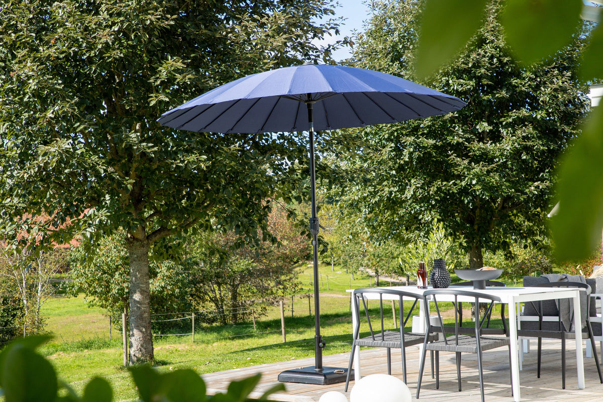 Palmetto Sonnenschirm in Blau präsentiert im Onlineshop von KAQTU Design AG. Sonnenschirm ist von Venture Home