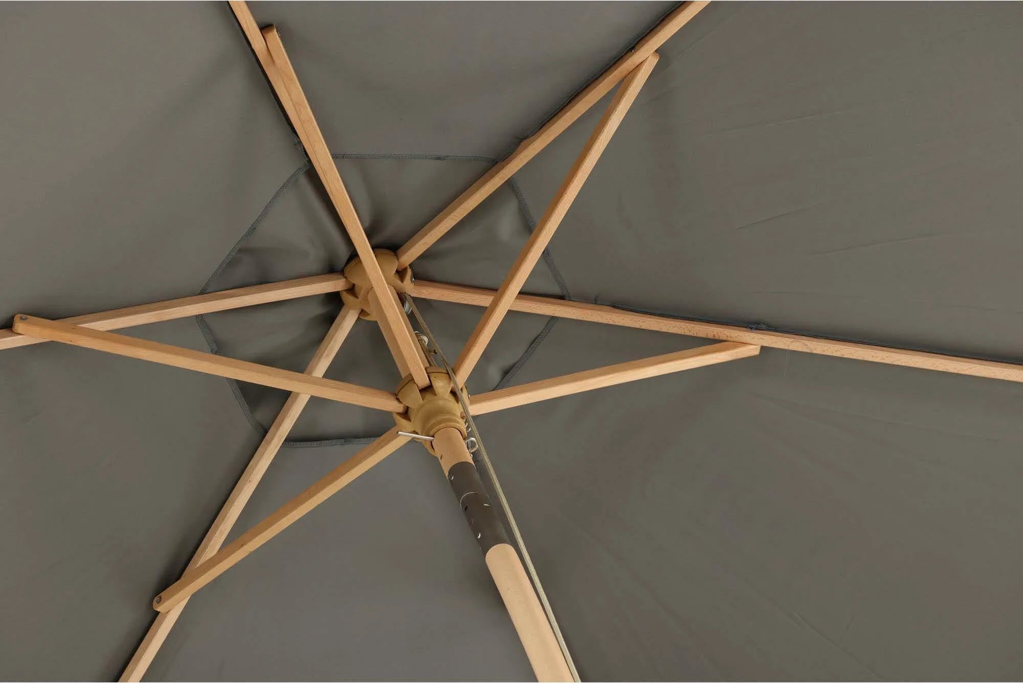 Corypho Sonnenschirm von Venture Home: Eleganter Schattenspender mit langlebiger Konstruktion, perfekt für Außenbereiche.