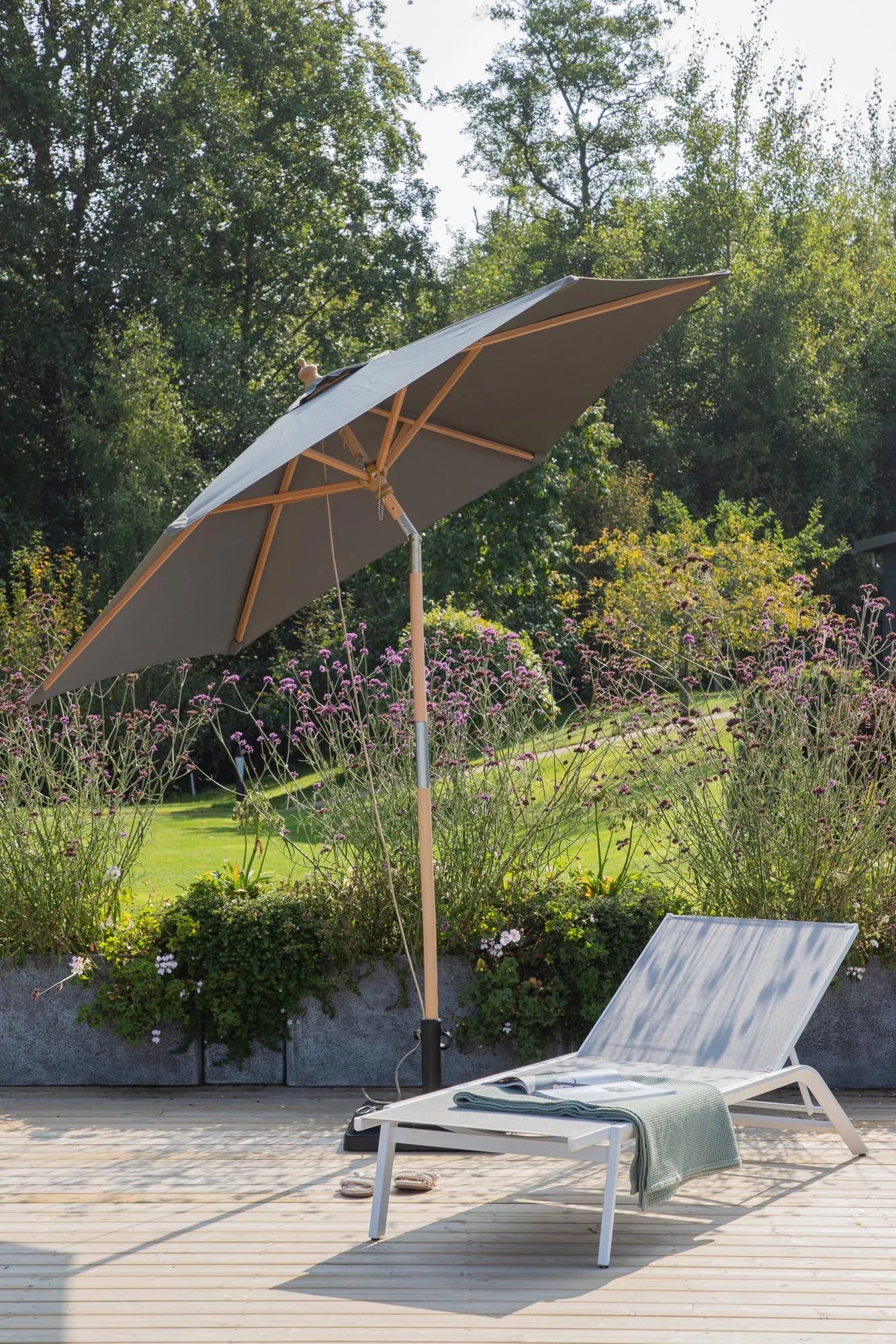 Corypho Sonnenschirm von Venture Home: Stilvoller Schutz vor Sonne, robust und ideal für Garten, Balkon oder Terrasse.