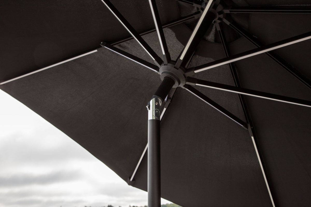 Sabal Sonnenschirm in Schwarz präsentiert im Onlineshop von KAQTU Design AG. Sonnenschirm ist von Venture Home