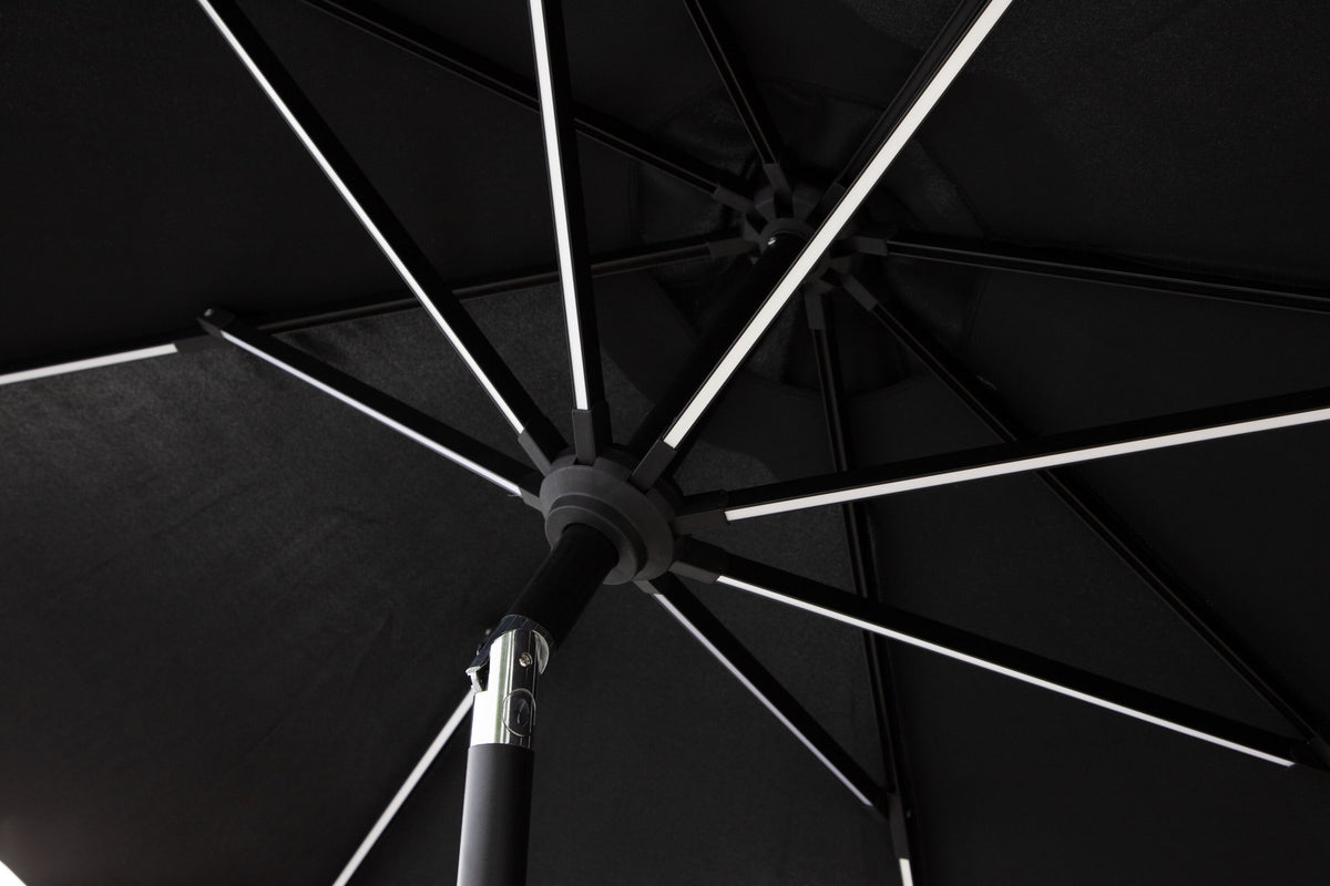 Sabal Sonnenschirm in Schwarz präsentiert im Onlineshop von KAQTU Design AG. Sonnenschirm ist von Venture Home