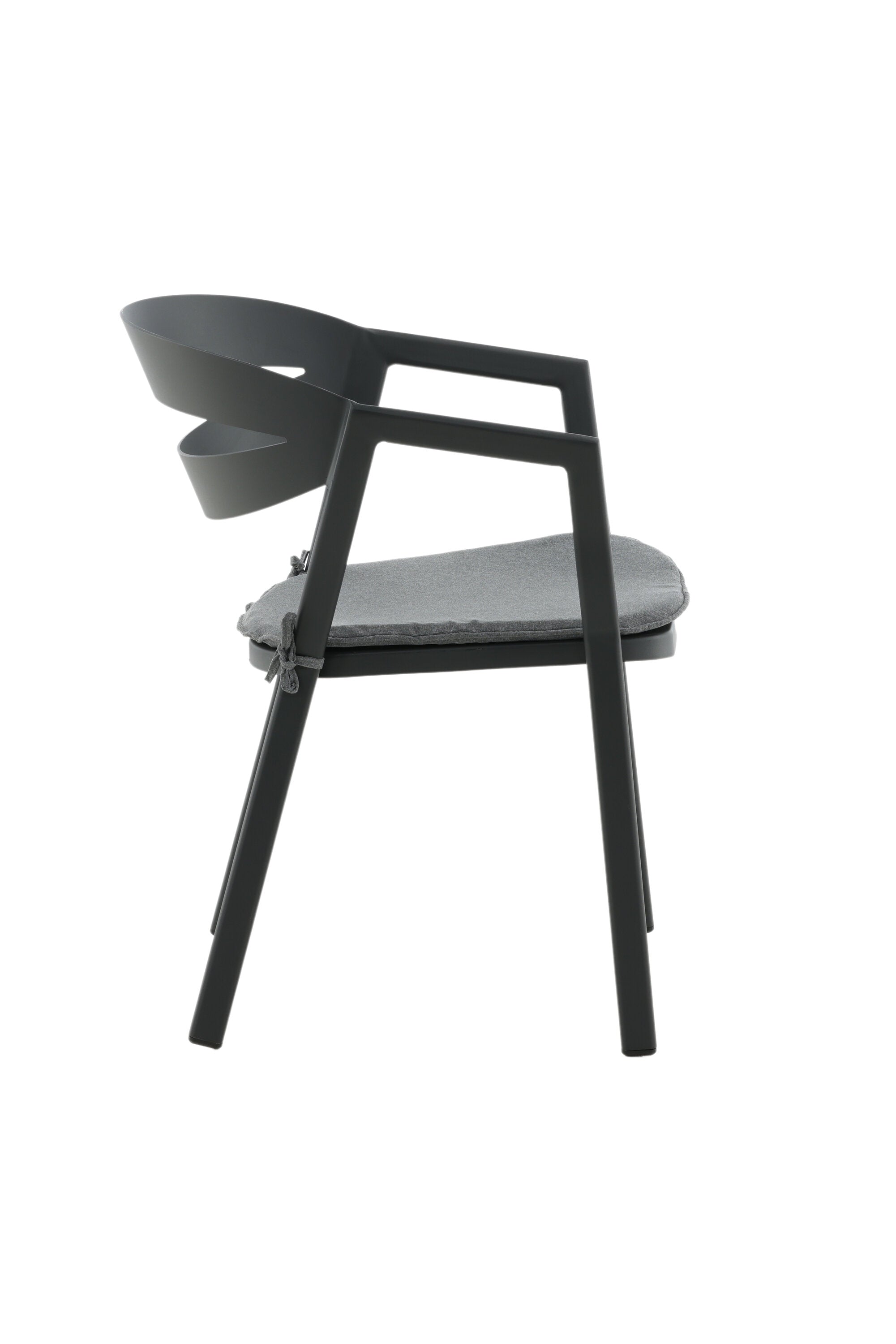 Slit Stuhl in Schwarz präsentiert im Onlineshop von KAQTU Design AG. Gartenstuhl mit Armlehnen ist von Venture Home