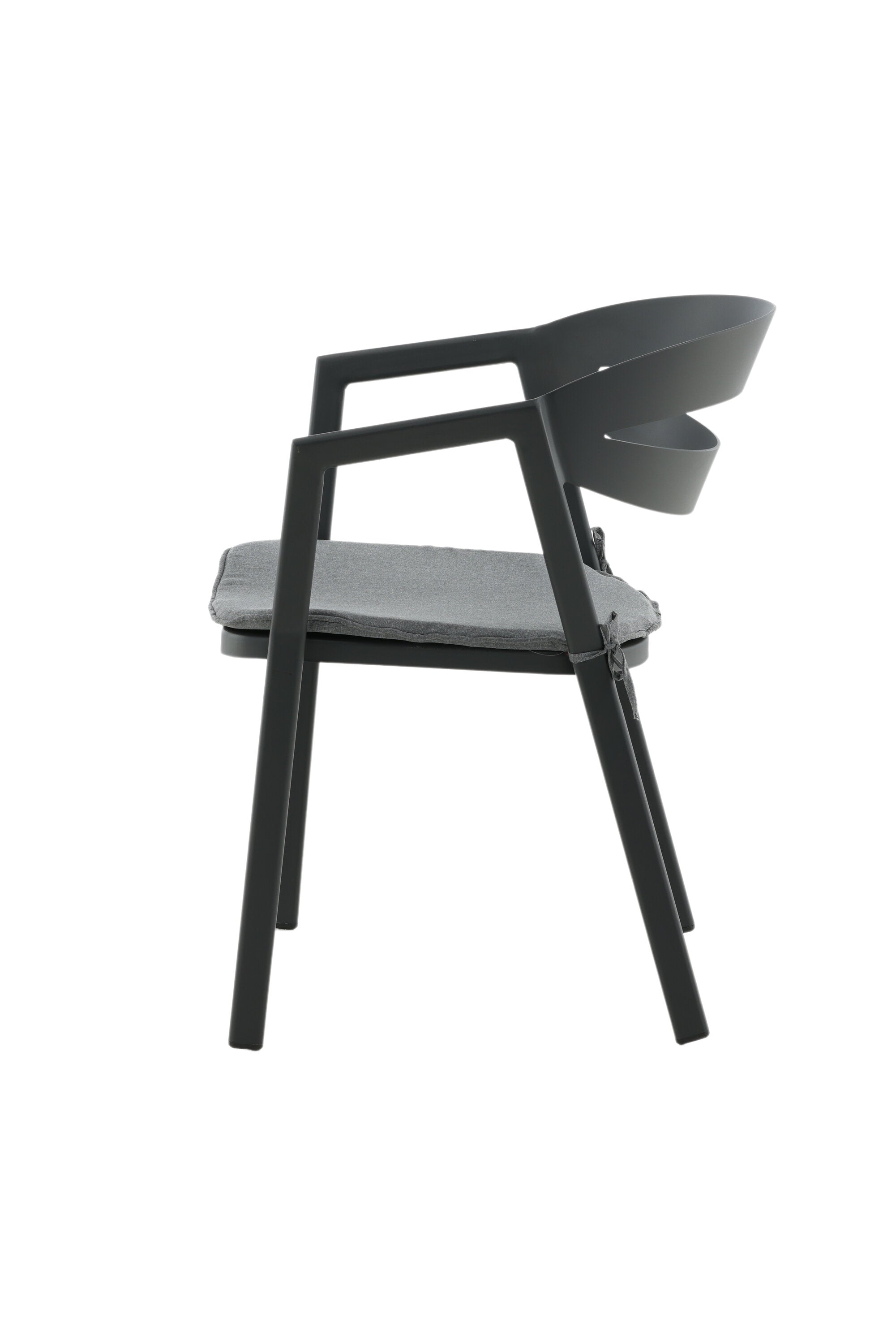 Slit Stuhl in Schwarz präsentiert im Onlineshop von KAQTU Design AG. Gartenstuhl mit Armlehnen ist von Venture Home