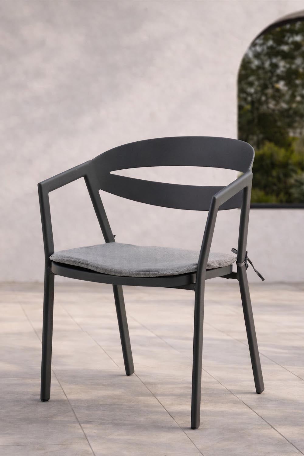 Slit Stuhl in Schwarz präsentiert im Onlineshop von KAQTU Design AG. Gartenstuhl mit Armlehnen ist von Venture Home
