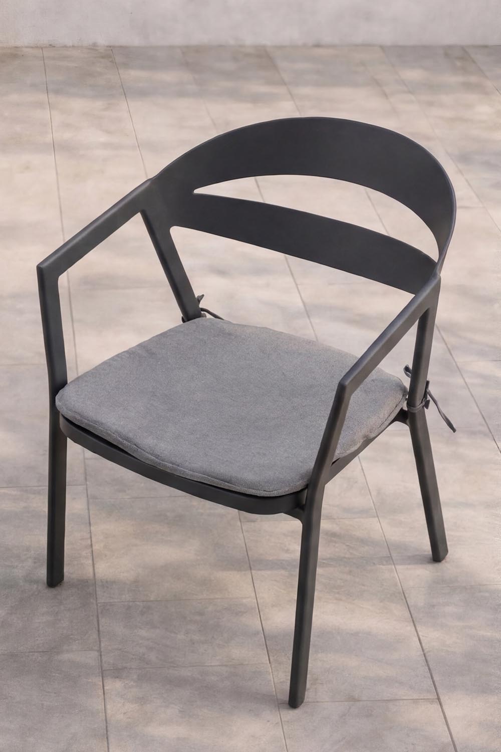 Slit Stuhl in Schwarz präsentiert im Onlineshop von KAQTU Design AG. Gartenstuhl mit Armlehnen ist von Venture Home