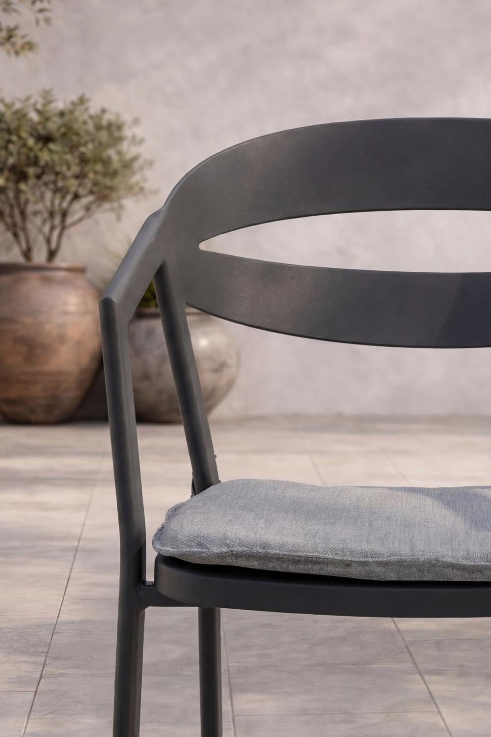 Slit Stuhl in Schwarz präsentiert im Onlineshop von KAQTU Design AG. Gartenstuhl mit Armlehnen ist von Venture Home