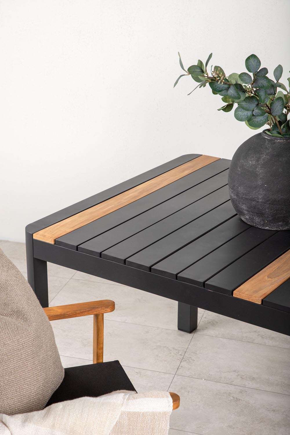 Togo Gartentisch in Schwarz präsentiert im Onlineshop von KAQTU Design AG. Gartentisch ist von Venture Home