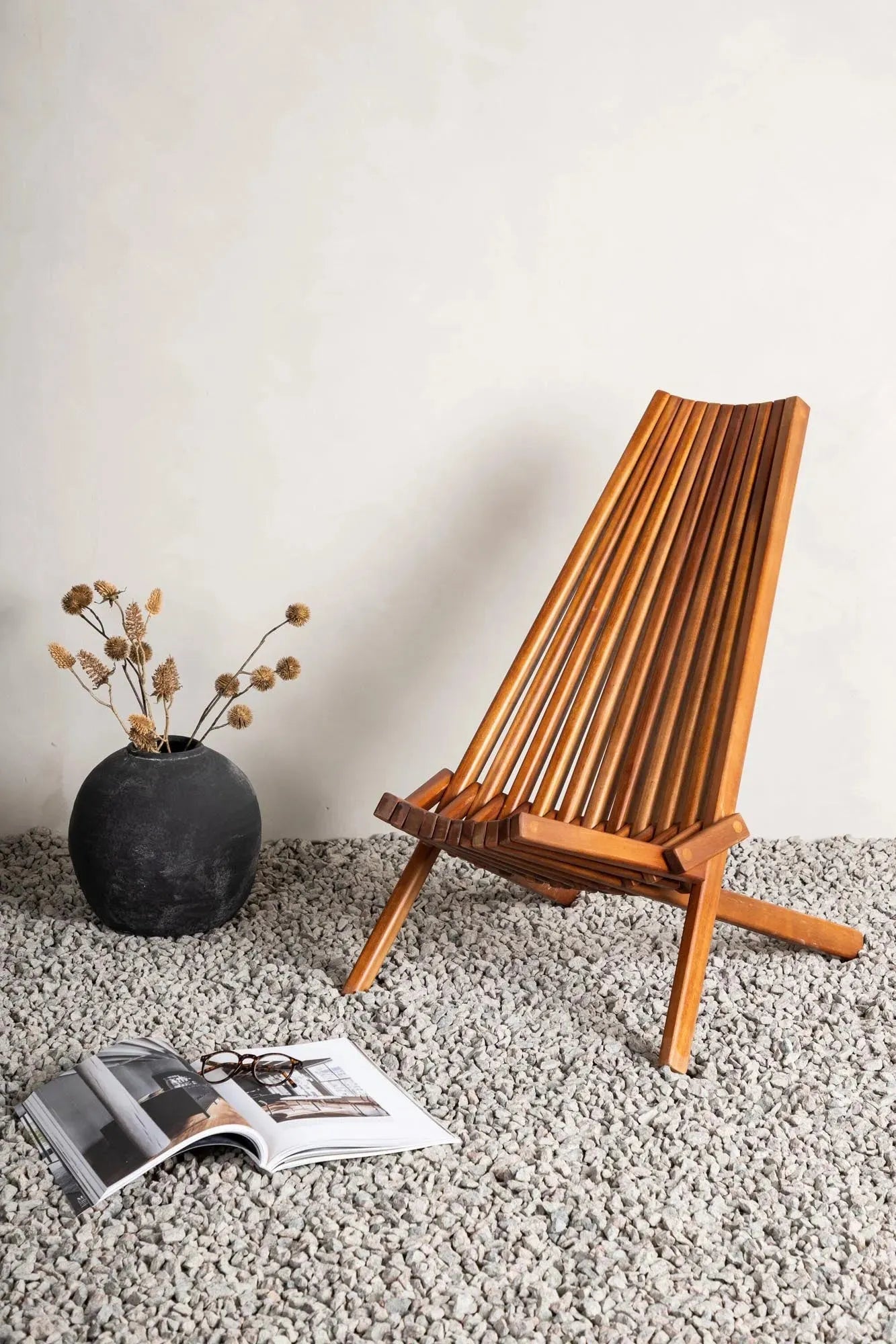 Der Maja Lounge Chair von Venture Home: Eleganter Akazienholz-Sessel für stilvollen Komfort im Garten.