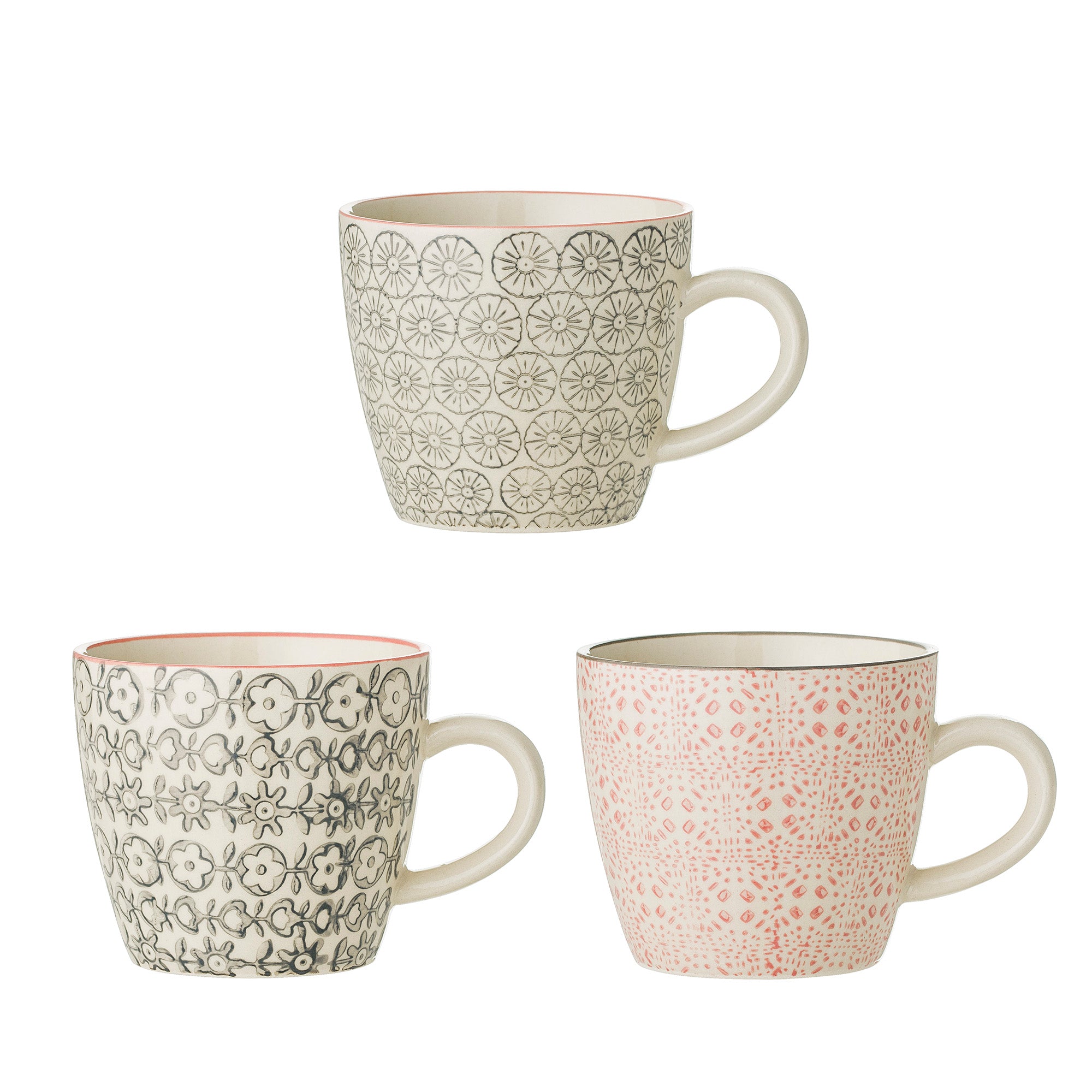 Entdecken Sie die elegante Cécile Tasse von Bloomingville in zartem Rosé, gefertigt aus robustem Steingut – ideal für jeden Anlass.