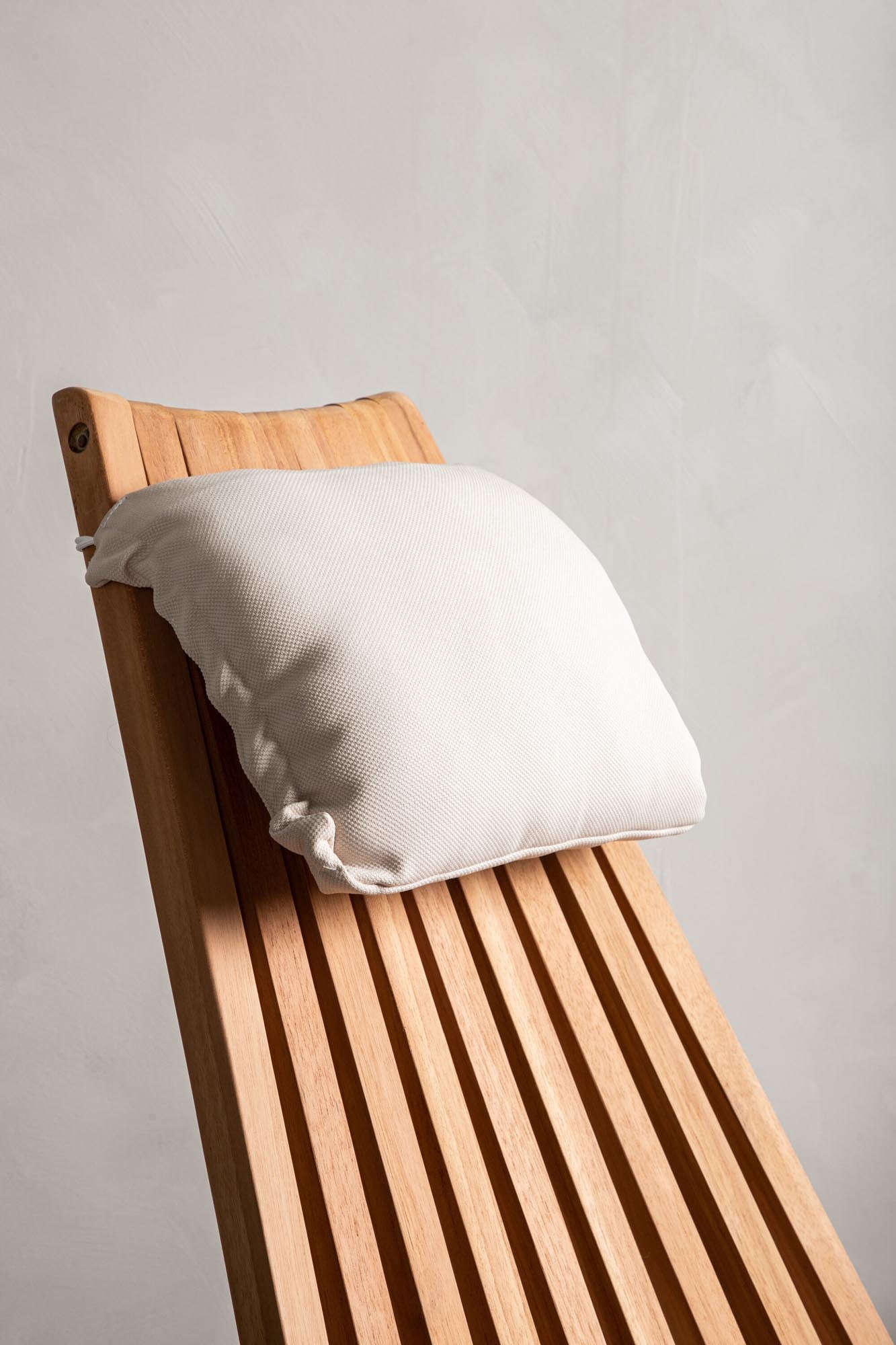 Stilvoller Kenya Lounge Chair von Venture Home aus langlebigem Teakholz. Perfekt für entspannte Stunden im Freien und elegante Akzente.