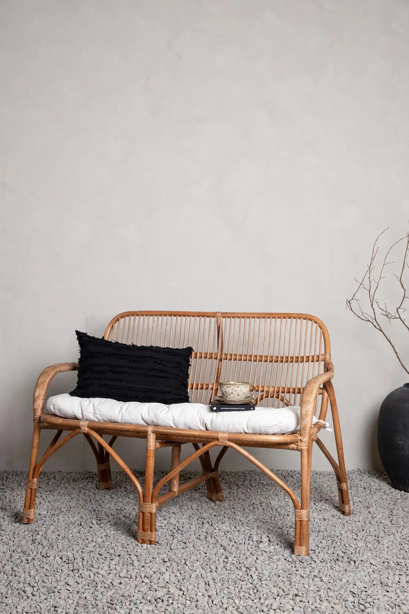 Elegantes Nella Sofa aus langlebigem Rattan mit Offwhite-Kissen, ideal für stilvolle Gärten und Terrassen.