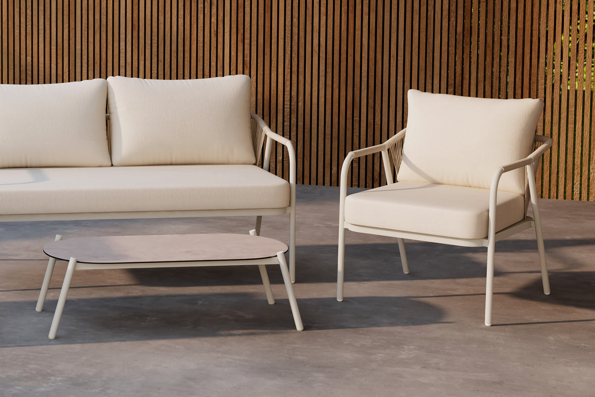 Elegantes Sicily Lounge-Set: Aluminiumrahmen, bequeme Kissen, Glasplatte. Perfekt für stilvolle Entspannung im Freien.