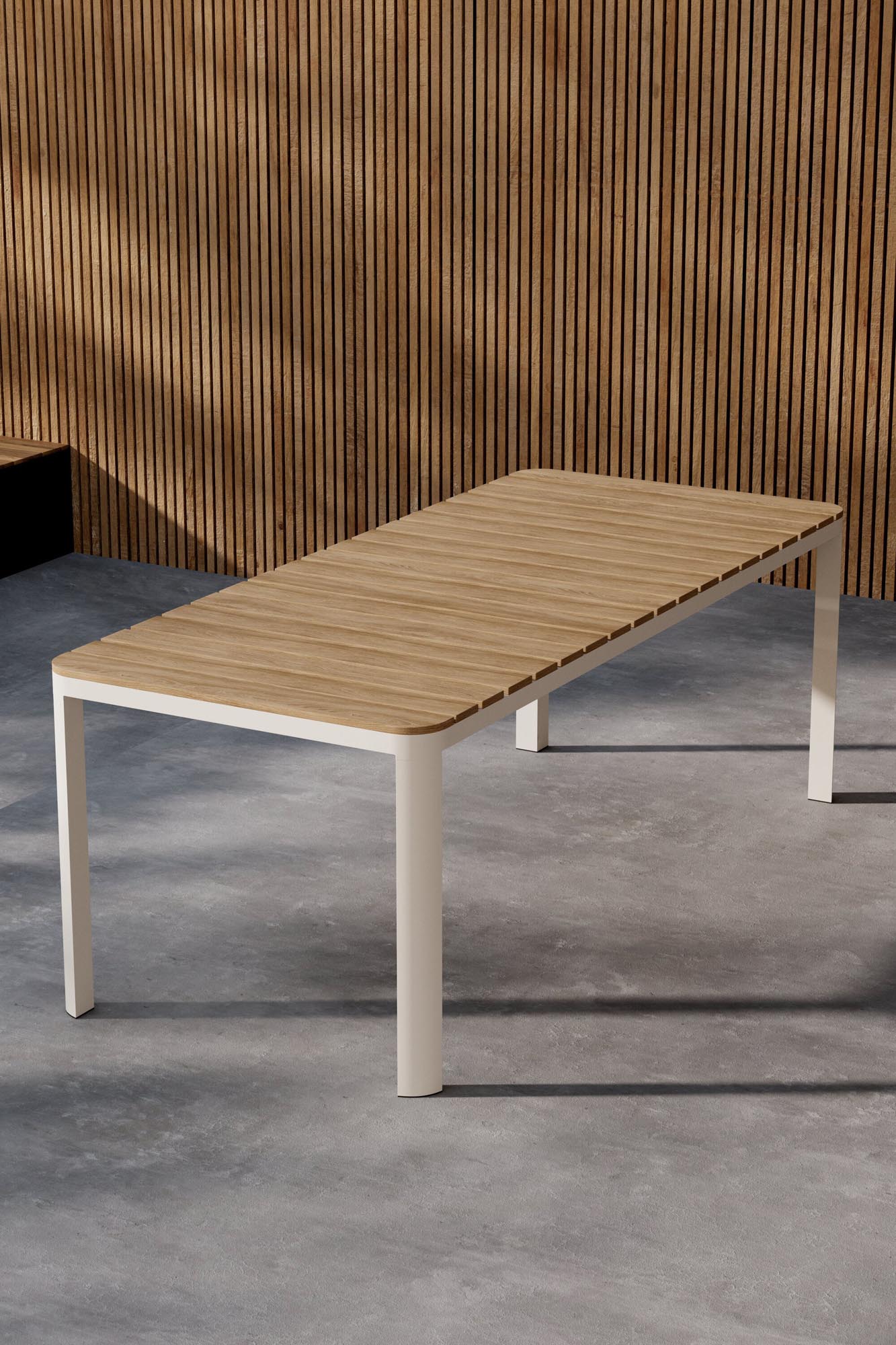 Der rechteckige Gartentisch Etna von Venture Home vereint stilvolles Design mit langlebigen Materialien, ideal für gesellige Stunden im Freien.