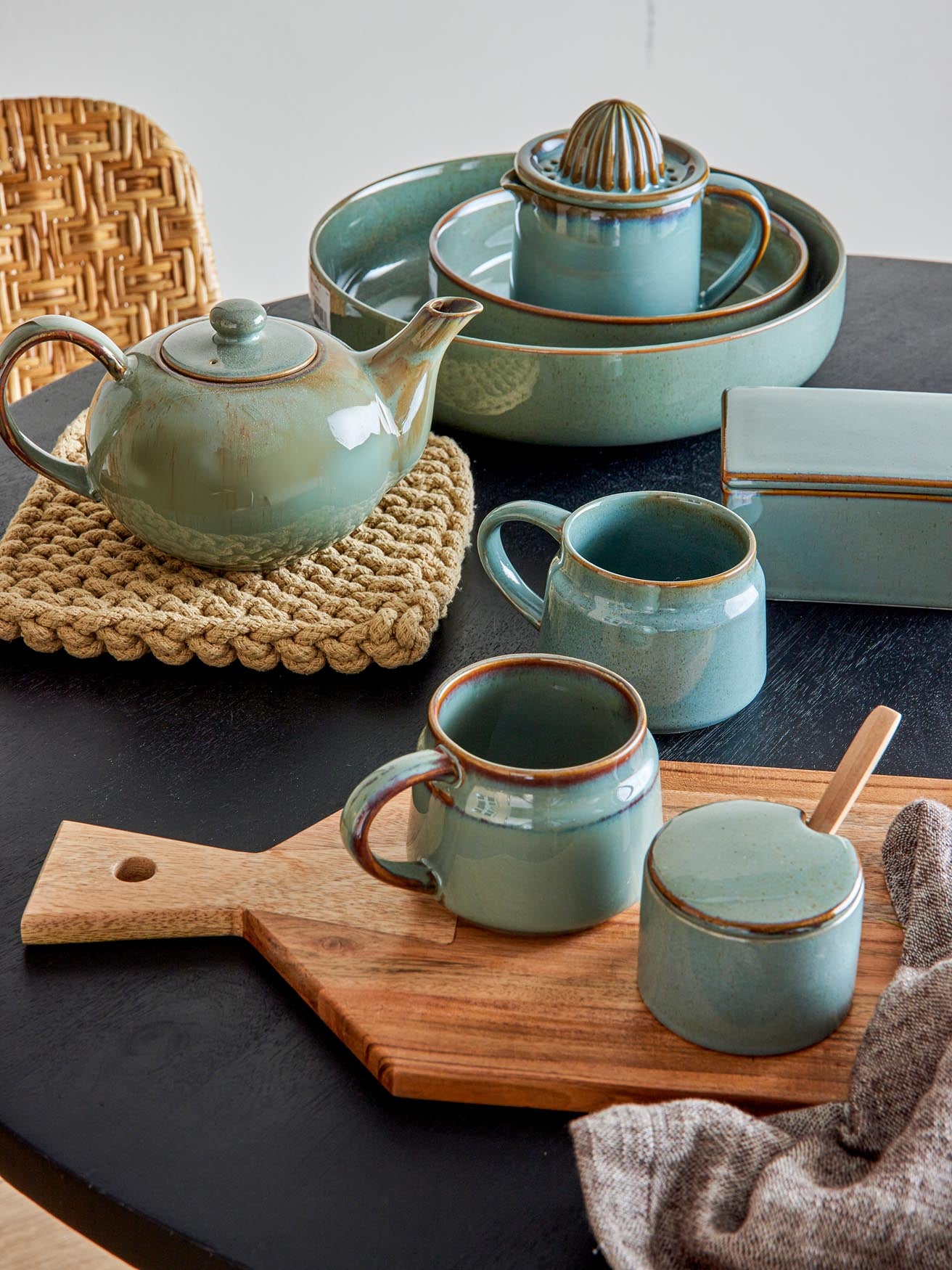 Stilvoller Pixie Becher in lebhaftem Grün aus robustem Steingut – ideal für Kaffee und Tee, spülmaschinenfest und mikrowellengeeignet.