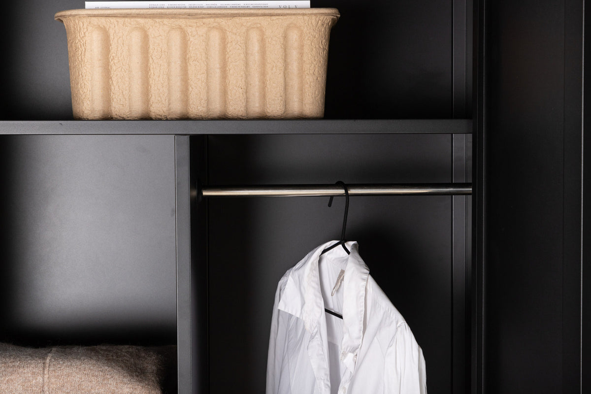 Piring Wardrobe in Schwarz präsentiert im Onlineshop von KAQTU Design AG. Drehtürenschrank ist von Venture Home