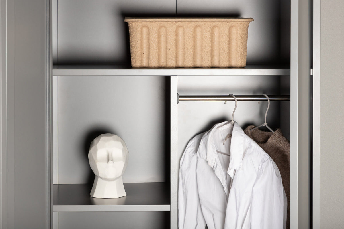 Piring Wardrobe in Hellgrau präsentiert im Onlineshop von KAQTU Design AG. Drehtürenschrank ist von Venture Home
