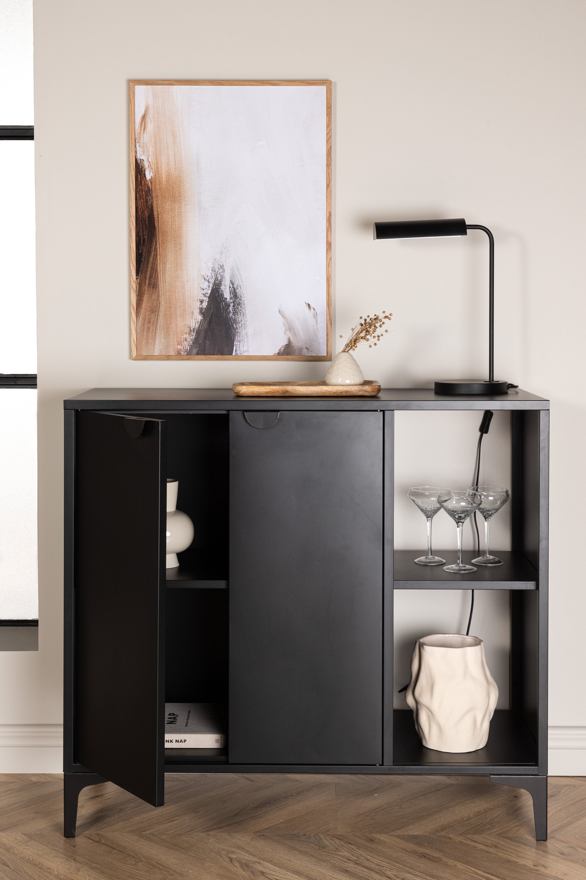 Piring Cabinet in Schwarz präsentiert im Onlineshop von KAQTU Design AG. Cabinet ist von Venture Home