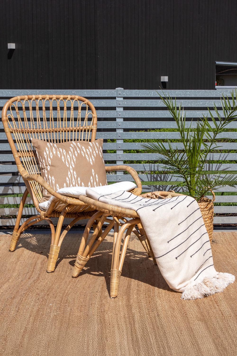 Ella Loungestuhl in Offwhite präsentiert im Onlineshop von KAQTU Design AG. Outdoor-Sessel ist von Venture Home