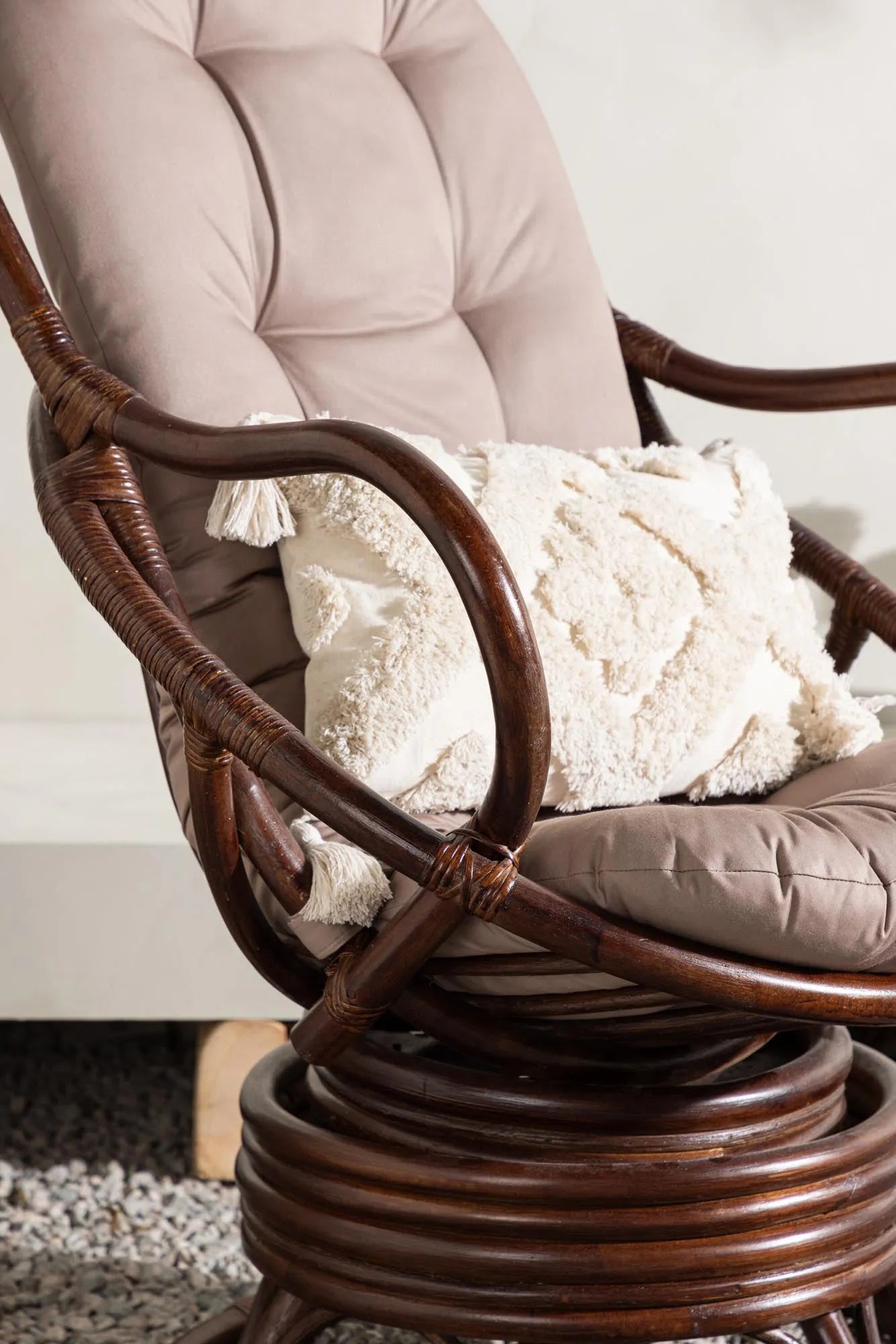 Eleganter Schaukel-Loungesessel von Venture Home, ideal für entspannte Momente, mit modernem Design und hochwertiger Verarbeitung.