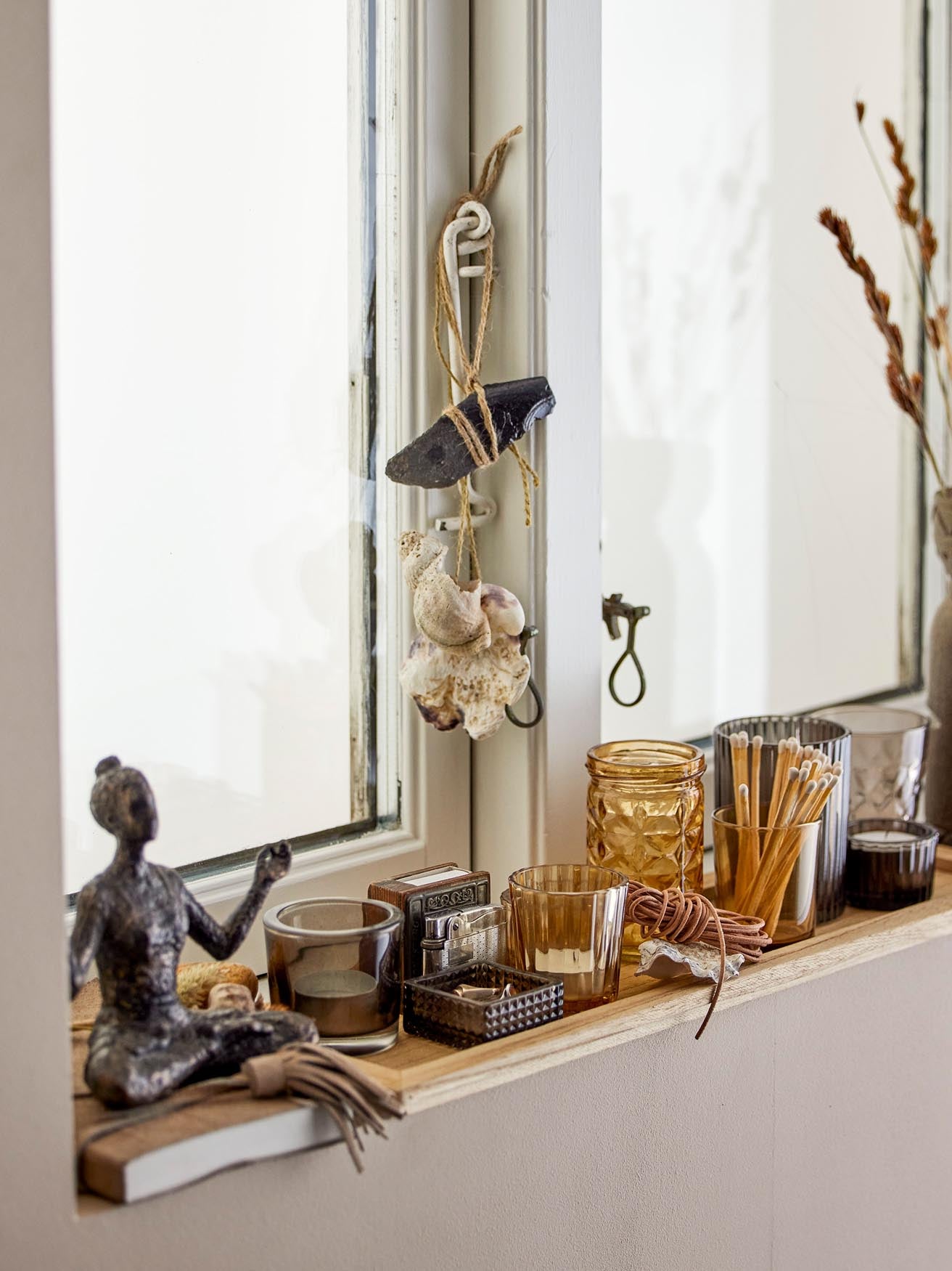 Sanga Tablett mit Teelichthaltern, Braun, Glas in Brown präsentiert im Onlineshop von KAQTU Design AG. Teelichthalter ist von Bloomingville