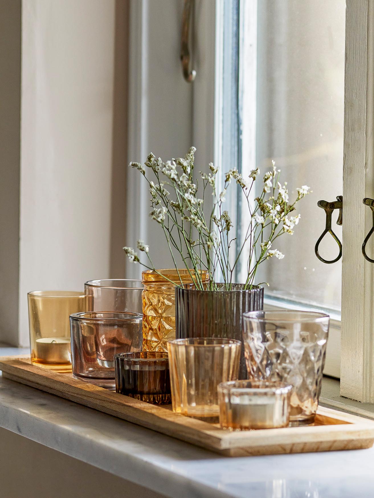 Sanga Tablett mit Teelichthaltern, Braun, Glas in Brown präsentiert im Onlineshop von KAQTU Design AG. Teelichthalter ist von Bloomingville