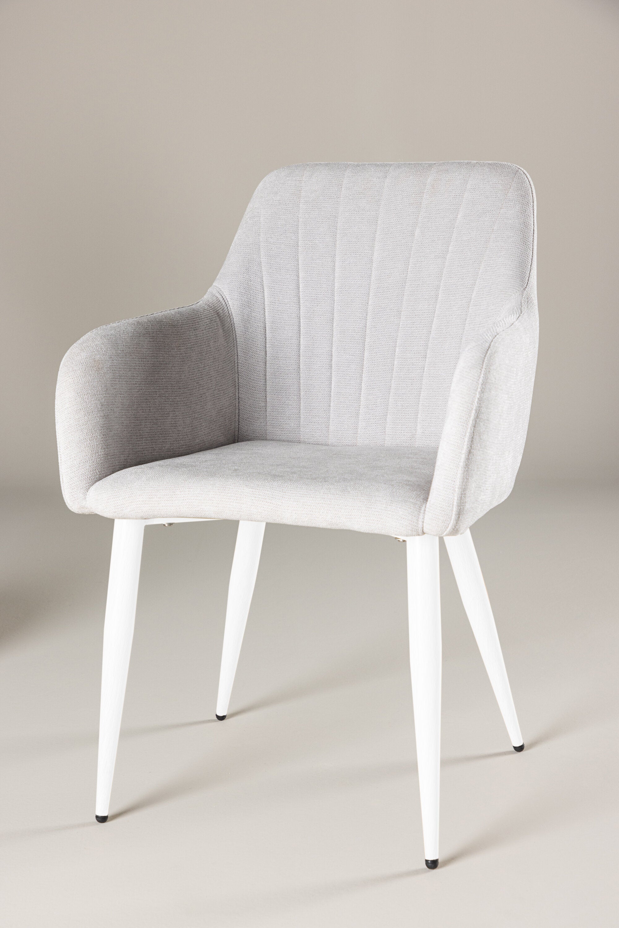 Comfort Esszimmerstuhl in Hellgrau präsentiert im Onlineshop von KAQTU Design AG. Schalenstuhl mit Armlehne ist von Venture Home