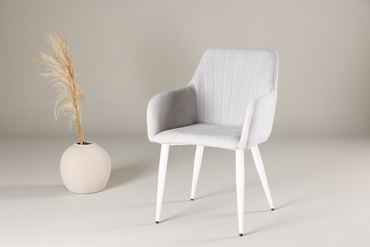 Comfort Esszimmerstuhl in Hellgrau präsentiert im Onlineshop von KAQTU Design AG. Schalenstuhl mit Armlehne ist von Venture Home