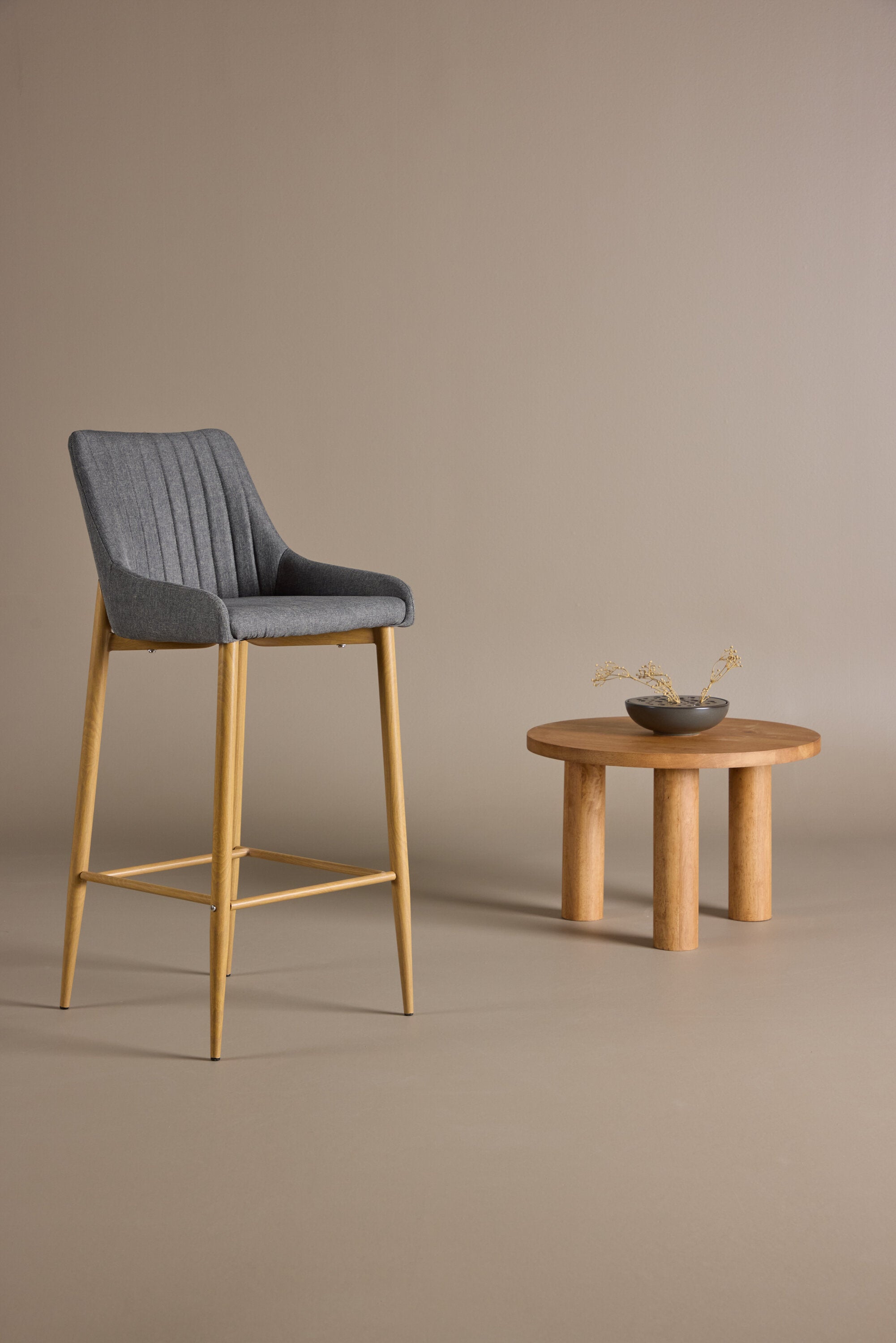 Plaza Barstuhl in Dunkelgrau präsentiert im Onlineshop von KAQTU Design AG. Barstuhl ist von Venture Home