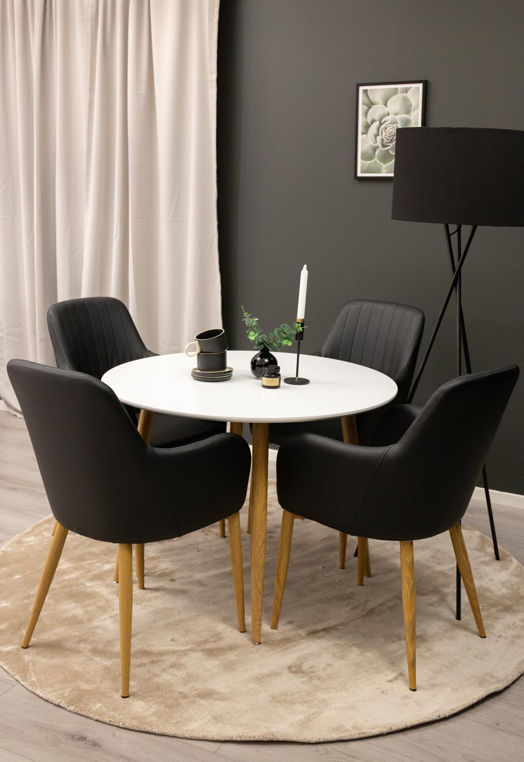 Weisser Esstisch Plaza von Venture Home mit Tischplatte aus MDF und Untergestell aus naturfarbenem Stahl, Masse 100x75 cm.