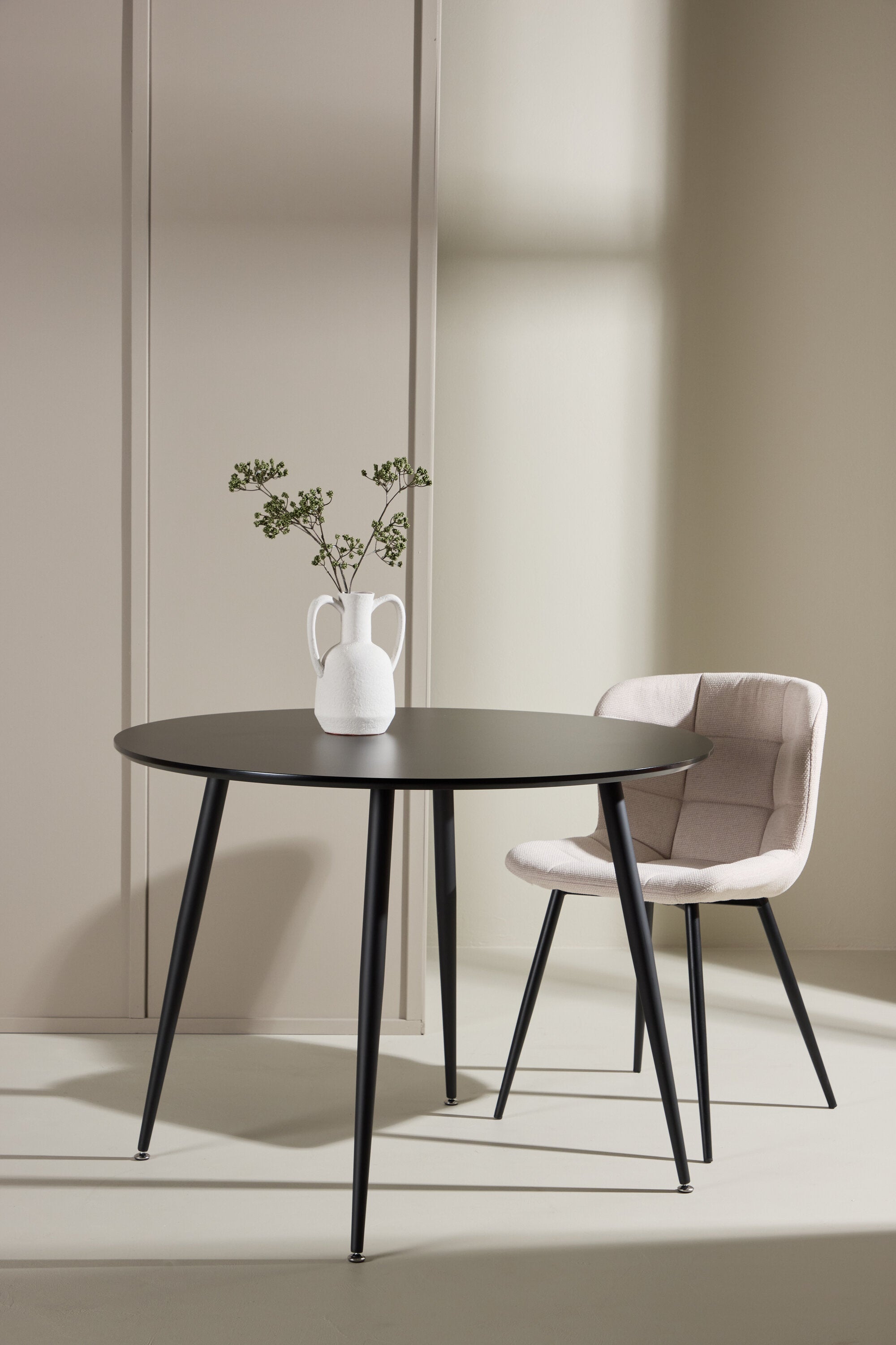 Plaza Tisch in Schwarz präsentiert im Onlineshop von KAQTU Design AG. Esstisch ist von Venture Home