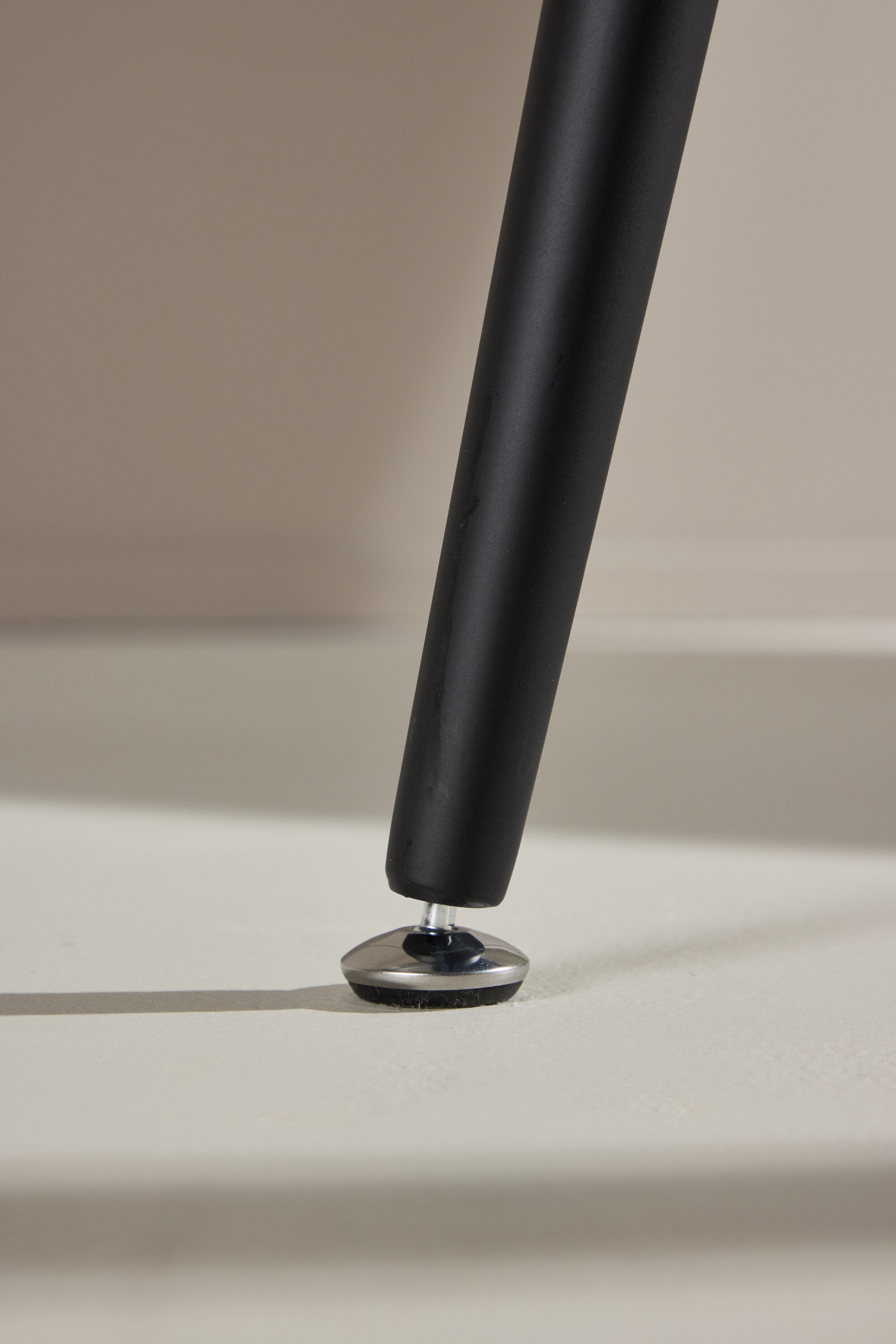Plaza Tisch in Schwarz präsentiert im Onlineshop von KAQTU Design AG. Esstisch ist von Venture Home