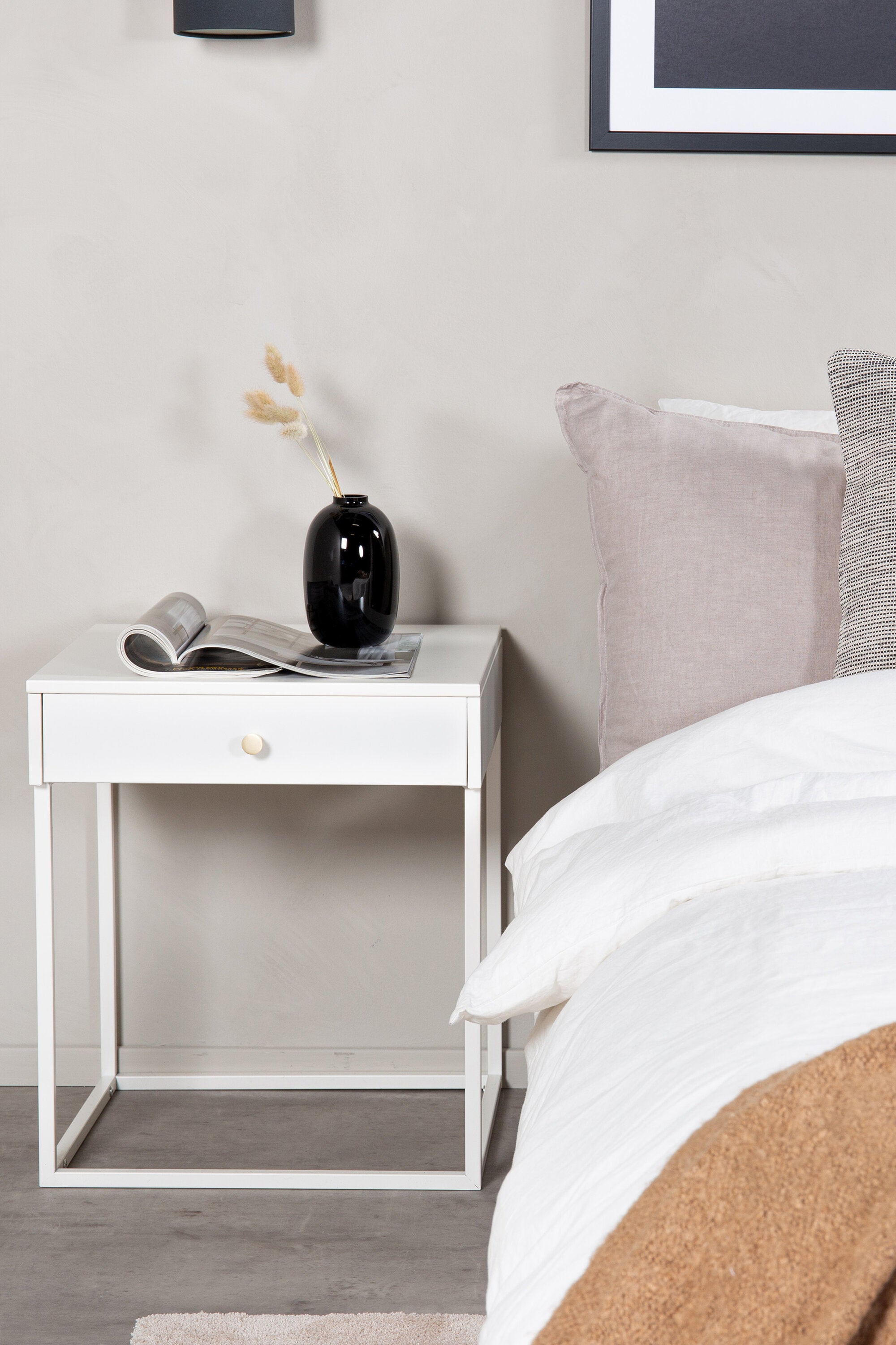 Bakal Beistelltisch in Weiss präsentiert im Onlineshop von KAQTU Design AG. Nachttisch ist von Venture Home