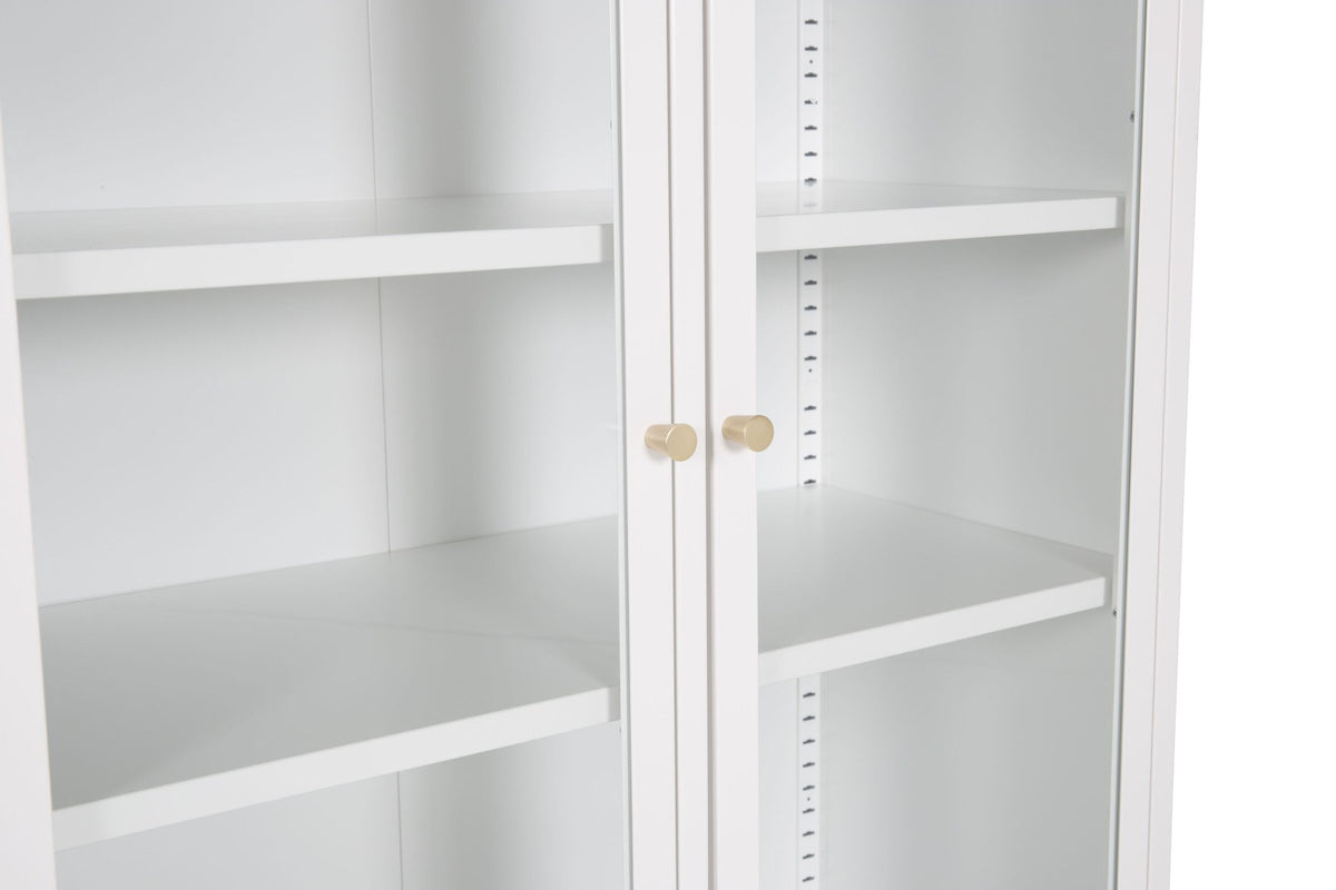 Bakal Cabinet von Venture Home, weisser Schrank aus Stahl mit zwei Glastüren oben und zwei geschlossenen Türen unten.