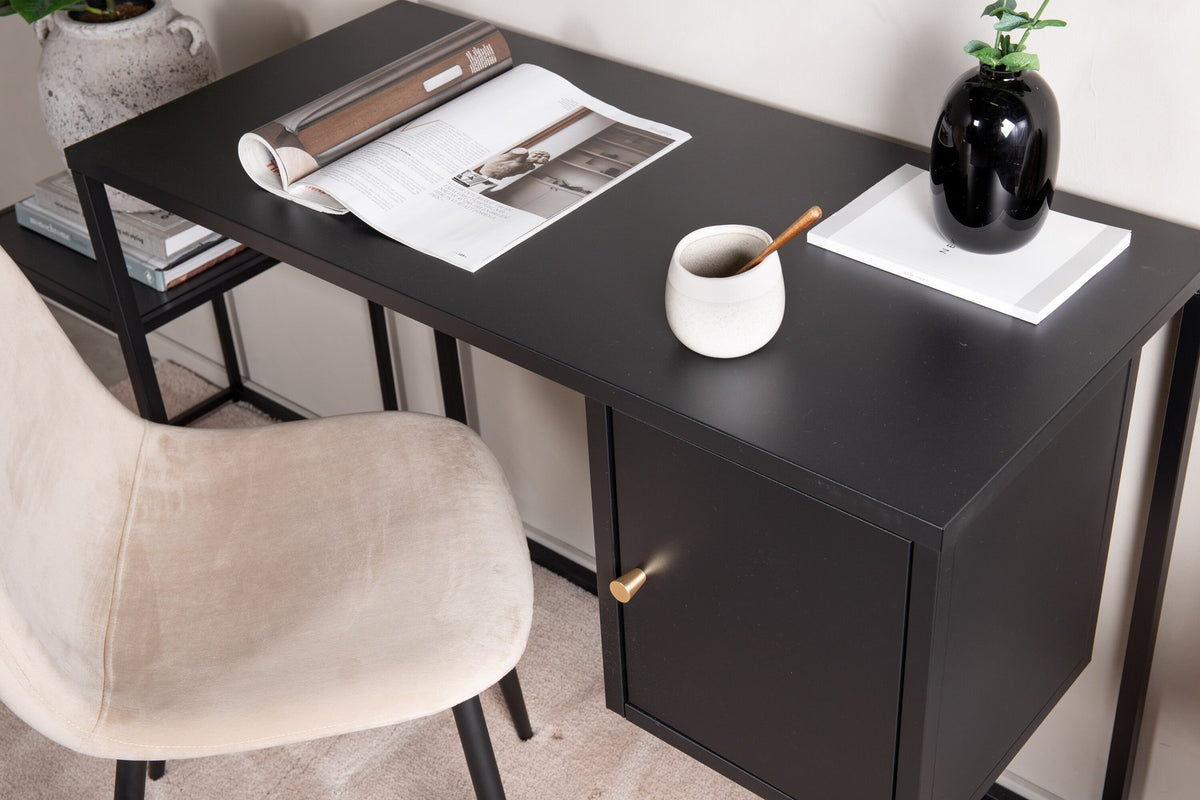 Schwarzer Schreibtisch Bakal Desk aus Stahl mit seitlichem quadratischem Schrank, Tür mit messingfarbenem Knauf und oberer Ablagefläche.