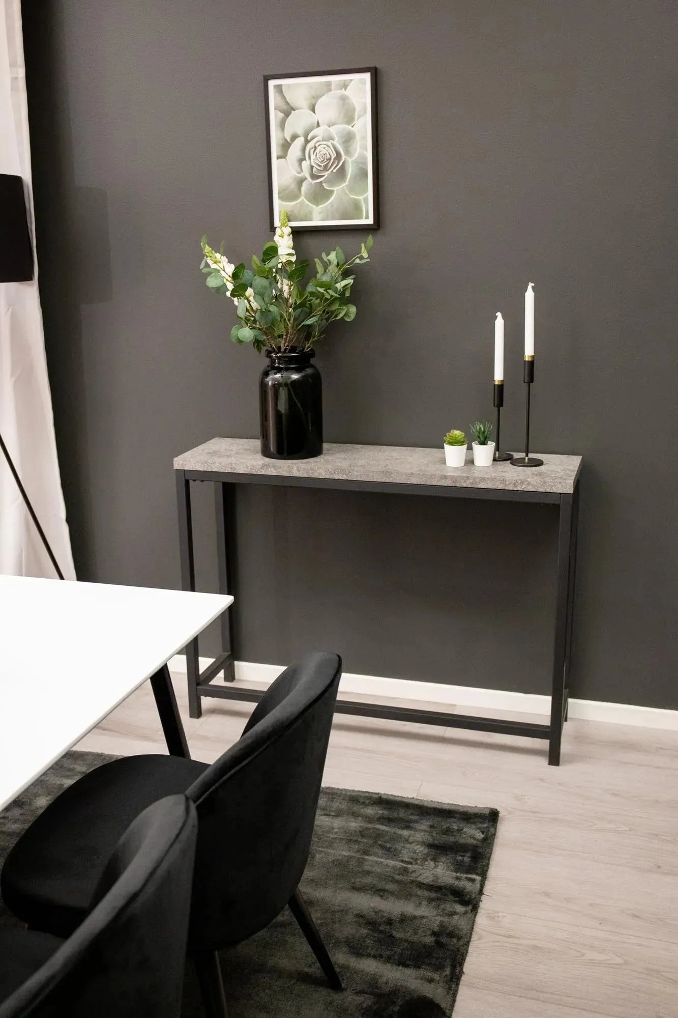 Eleganter Rise Tisch: Minimalistisches Design für jedes Zuhause.