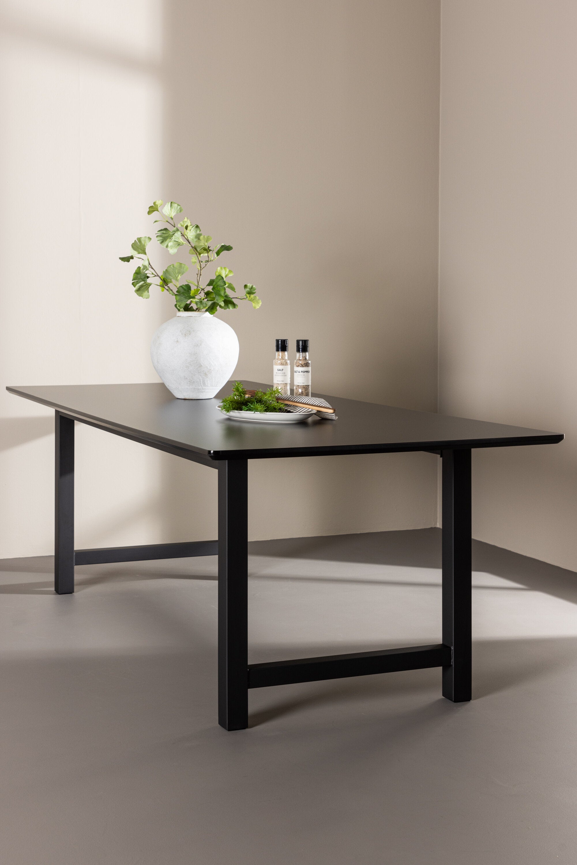 Count Tisch in Schwarz präsentiert im Onlineshop von KAQTU Design AG. Esstisch ist von Venture Home